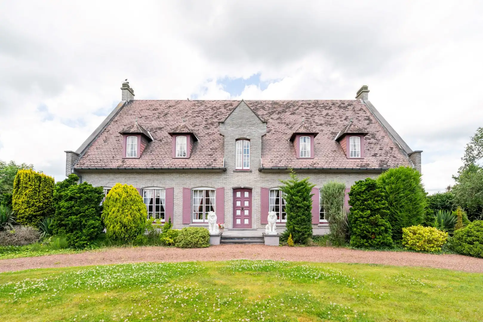 Ruime villa met loods op perceel van 2382m2 foto {{pictureIndex}}