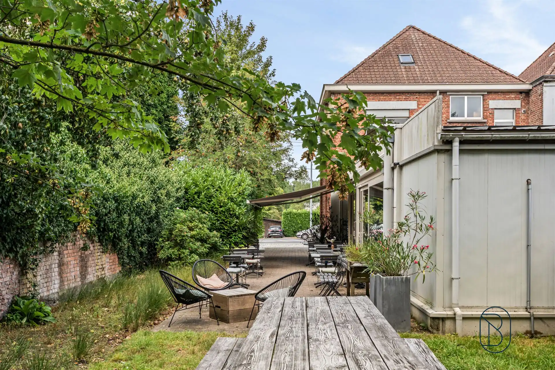 Topgelegen verhuurd handelspand met appartement. foto 4