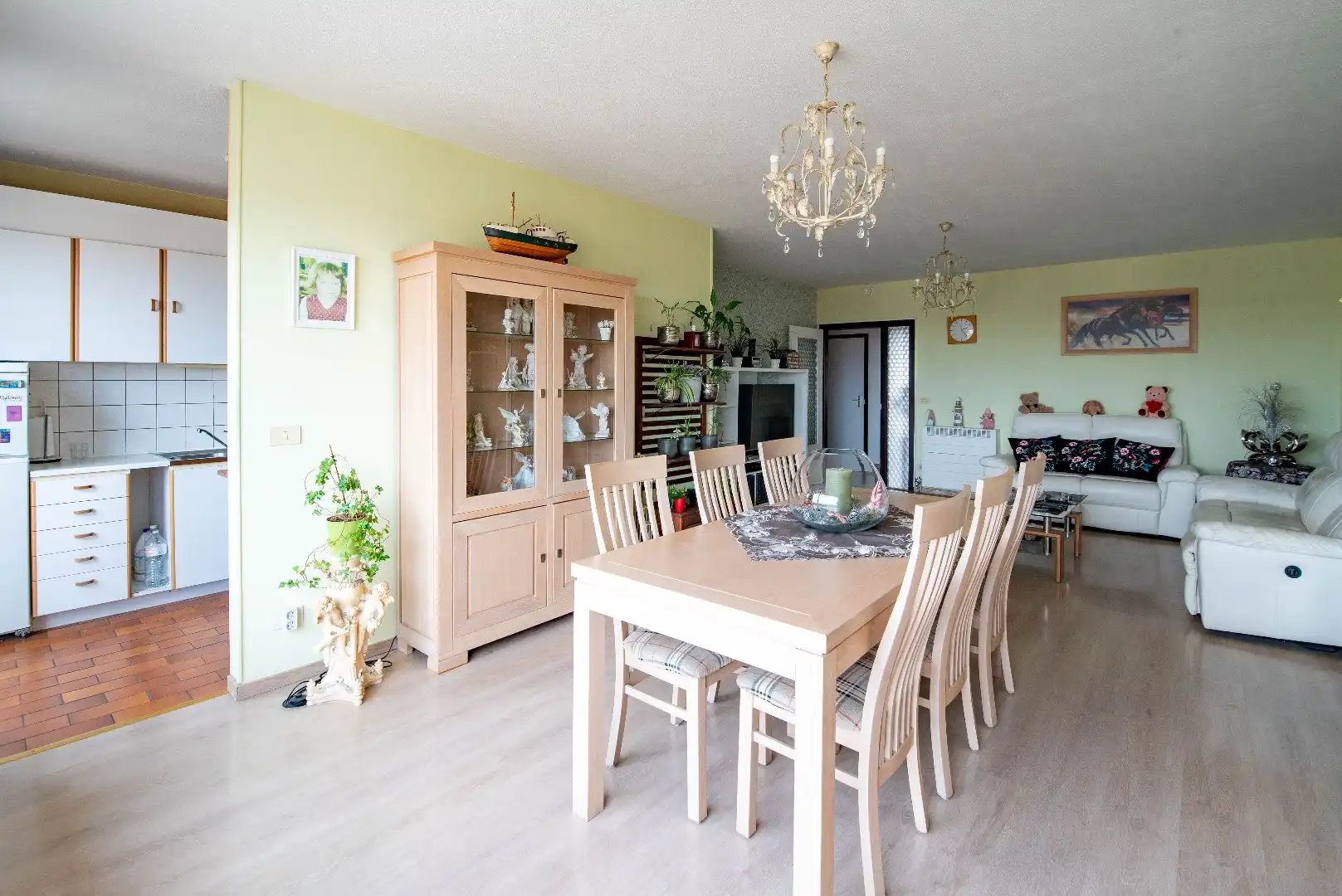 Ruim appartement met 2 slk, terras en garagebox foto 2