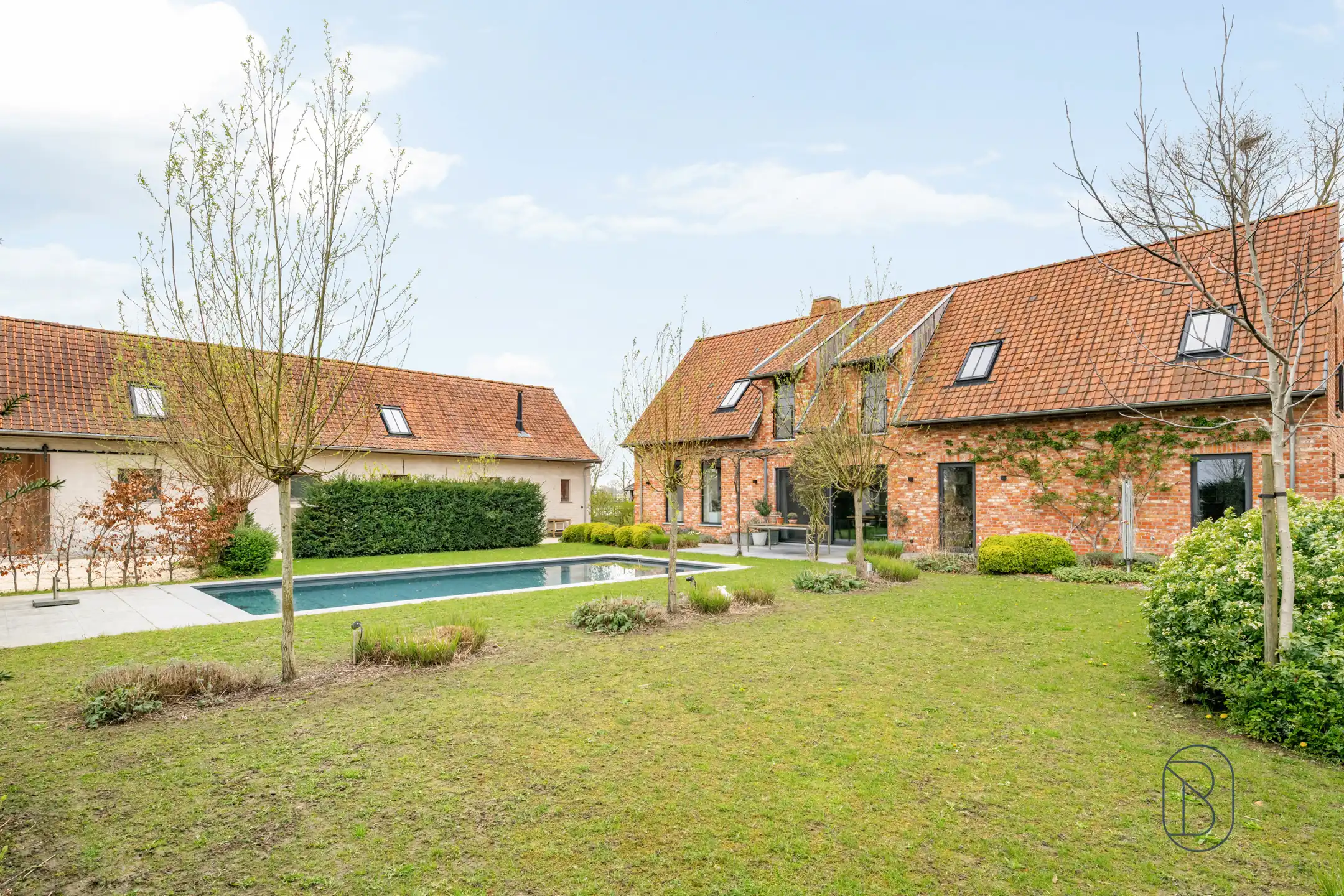 Unieke kans: prachtige woonst met zwembad + bedrijfsgebouw foto {{pictureIndex}}