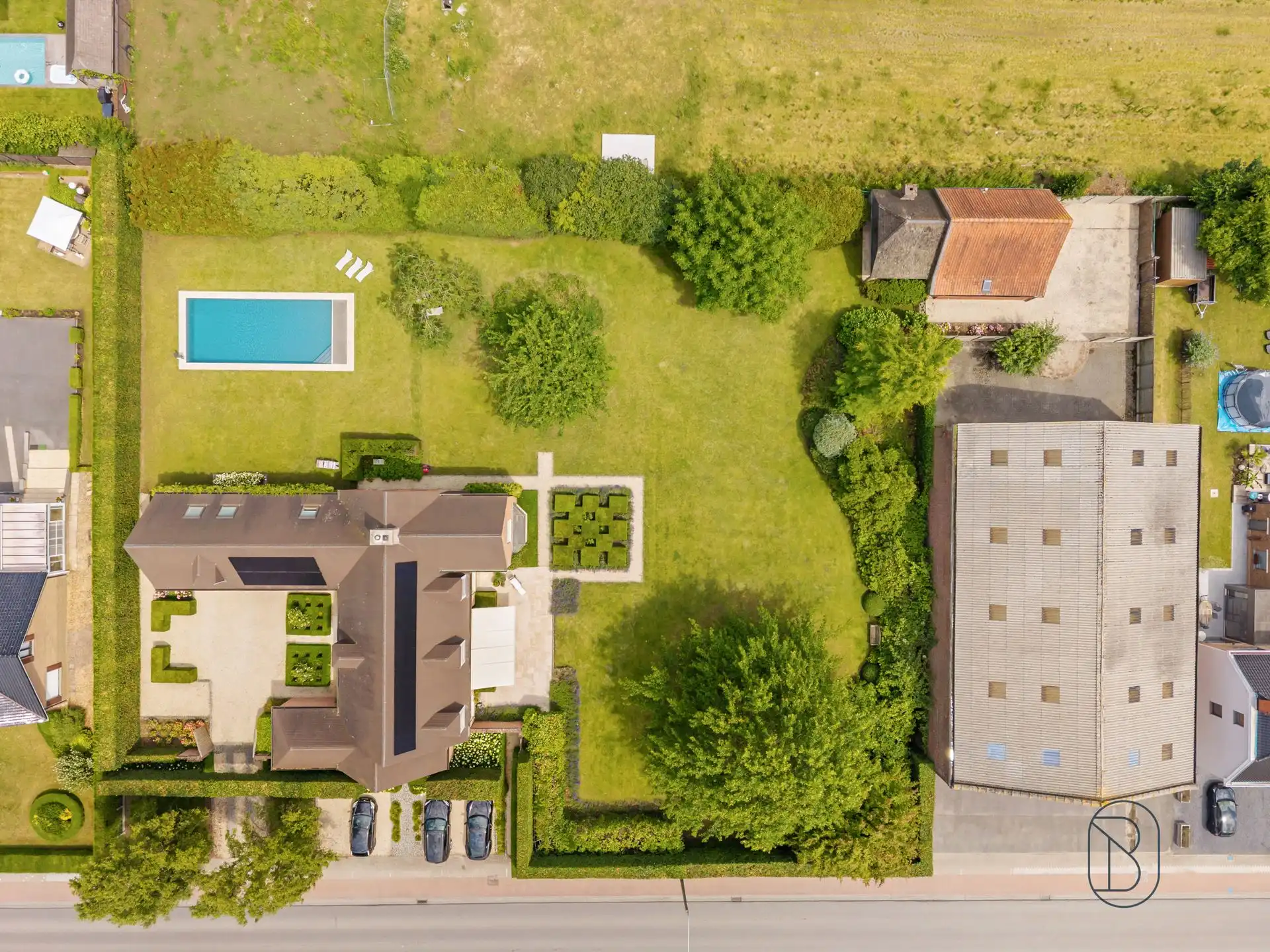 Exclusieve villa met praktijk/kantoor en prachtige tuin foto {{pictureIndex}}