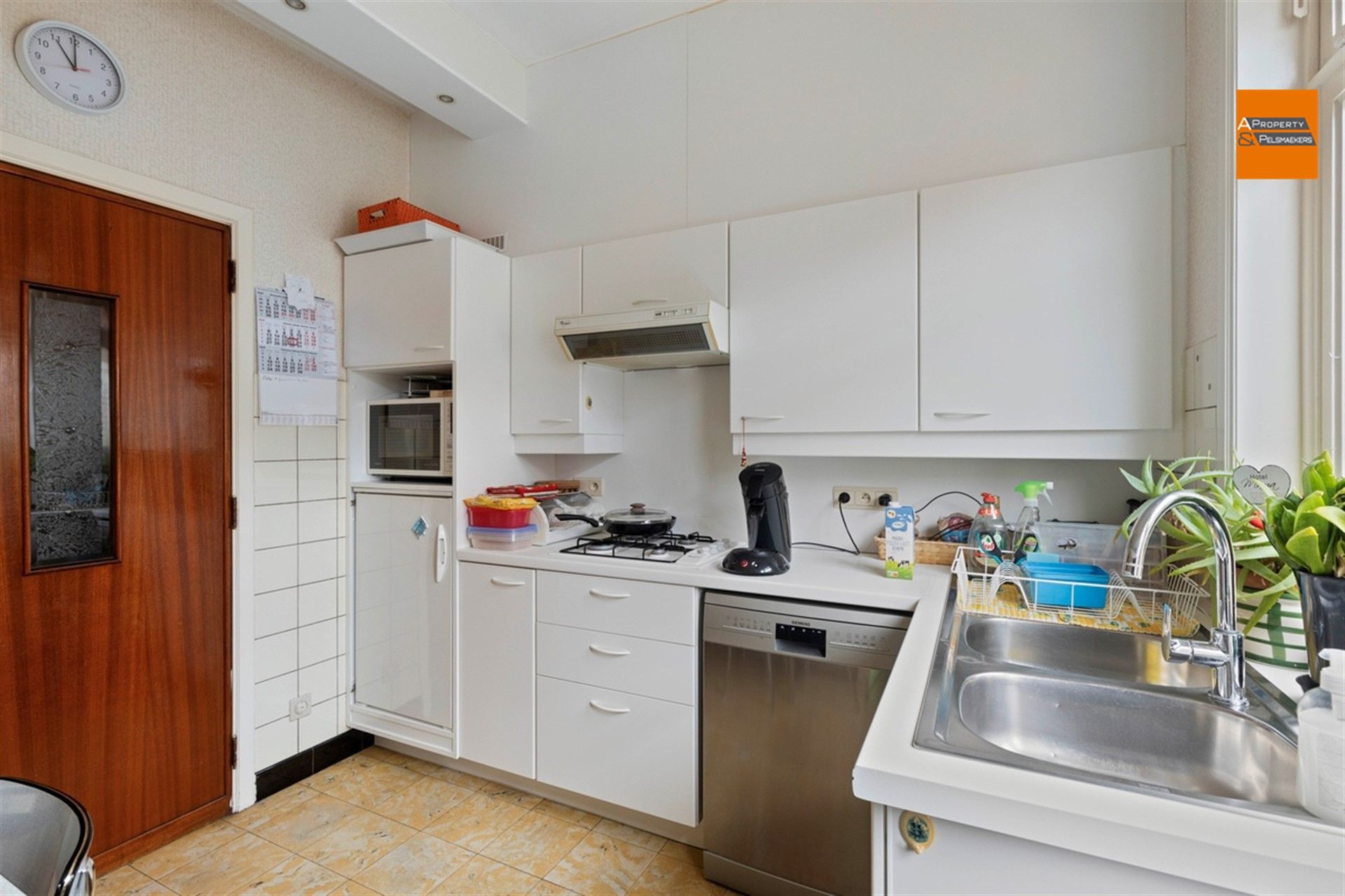 BOD AANVAARD Te renoveren woning met 3 slaapkamers, garage en tuin foto 10