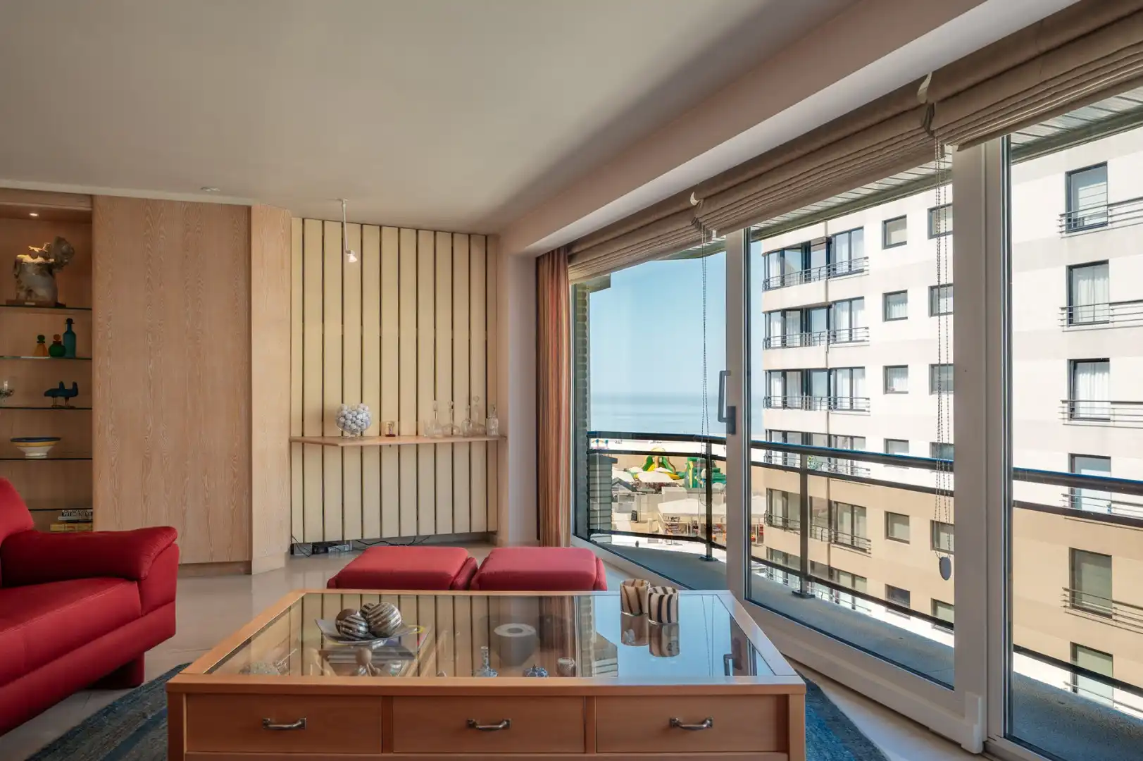 Ruim en breed appartement met goed zijdelings zeezicht foto 2