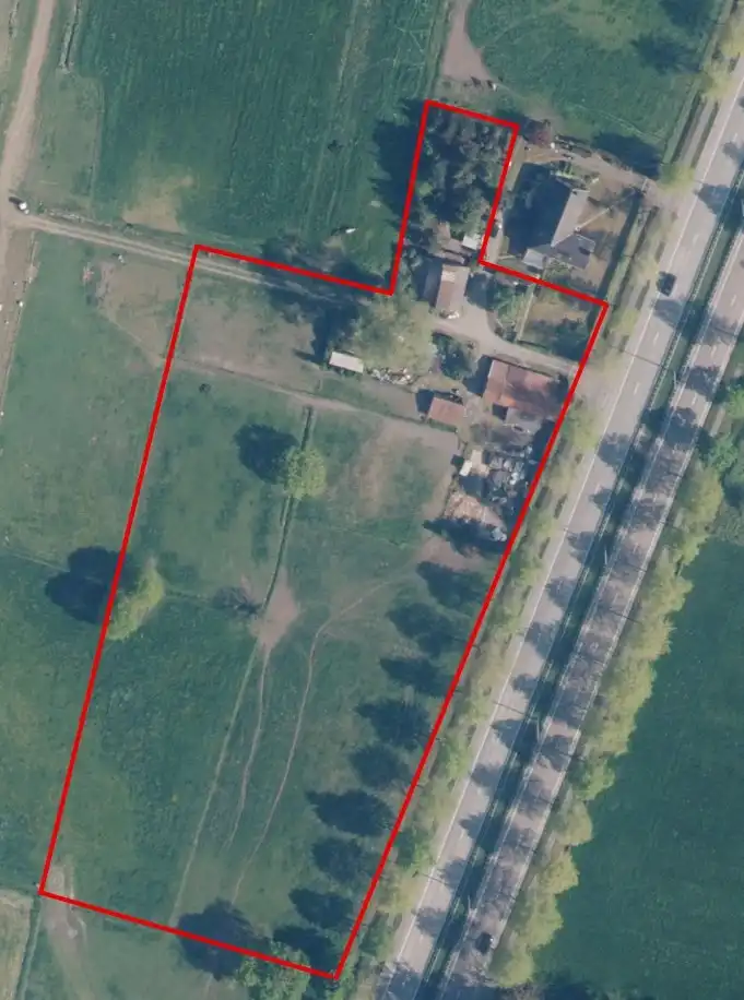 Blok landbouwgrond met bijhorende gebouwen op 15.582 m² foto {{pictureIndex}}