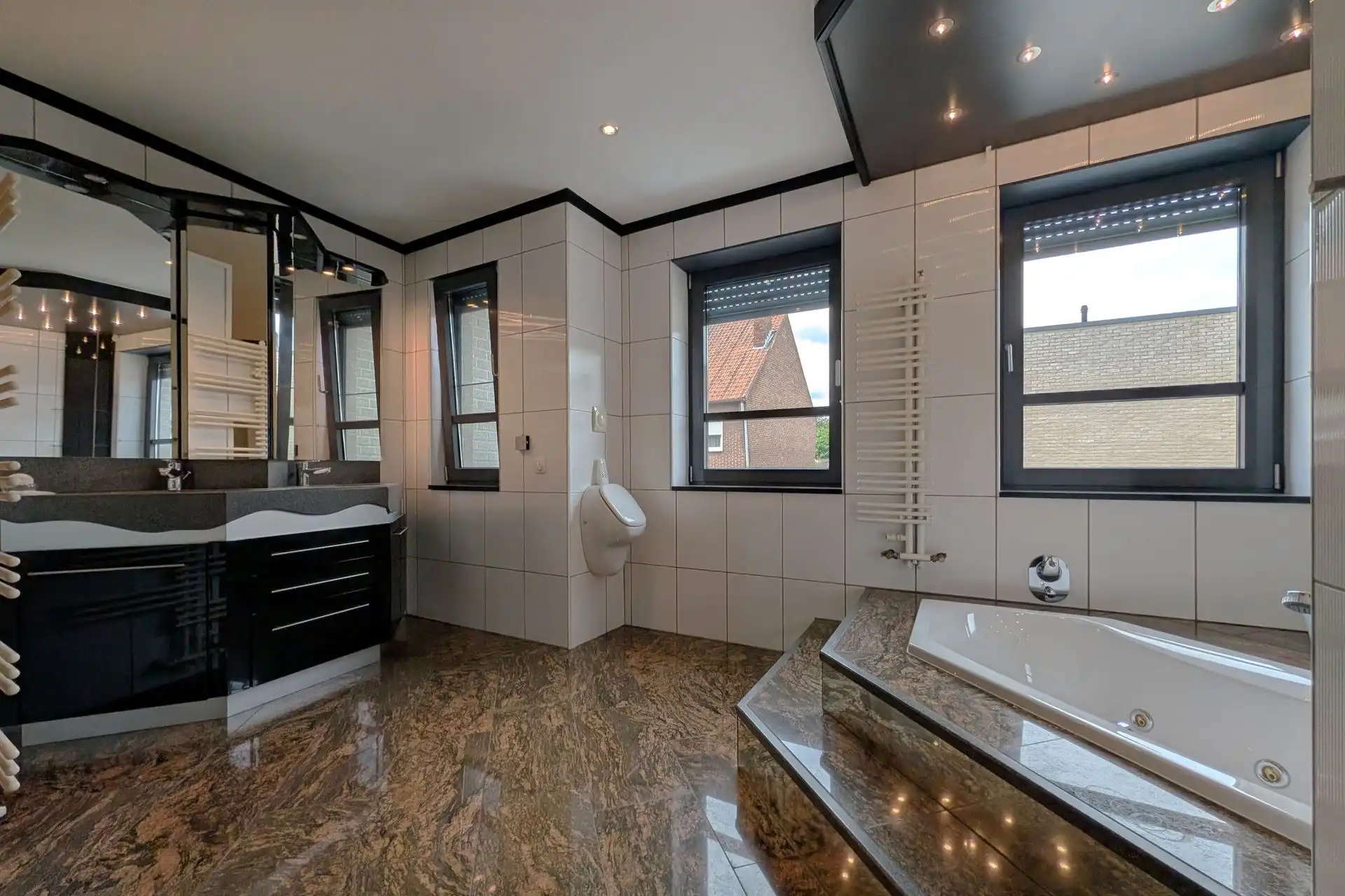Grotestraat 332/2 – genieten van comfort, sauna, ruime inpandige garage, prachtig aangelegde tuin en een uniek uitzicht over de Maas! foto 13