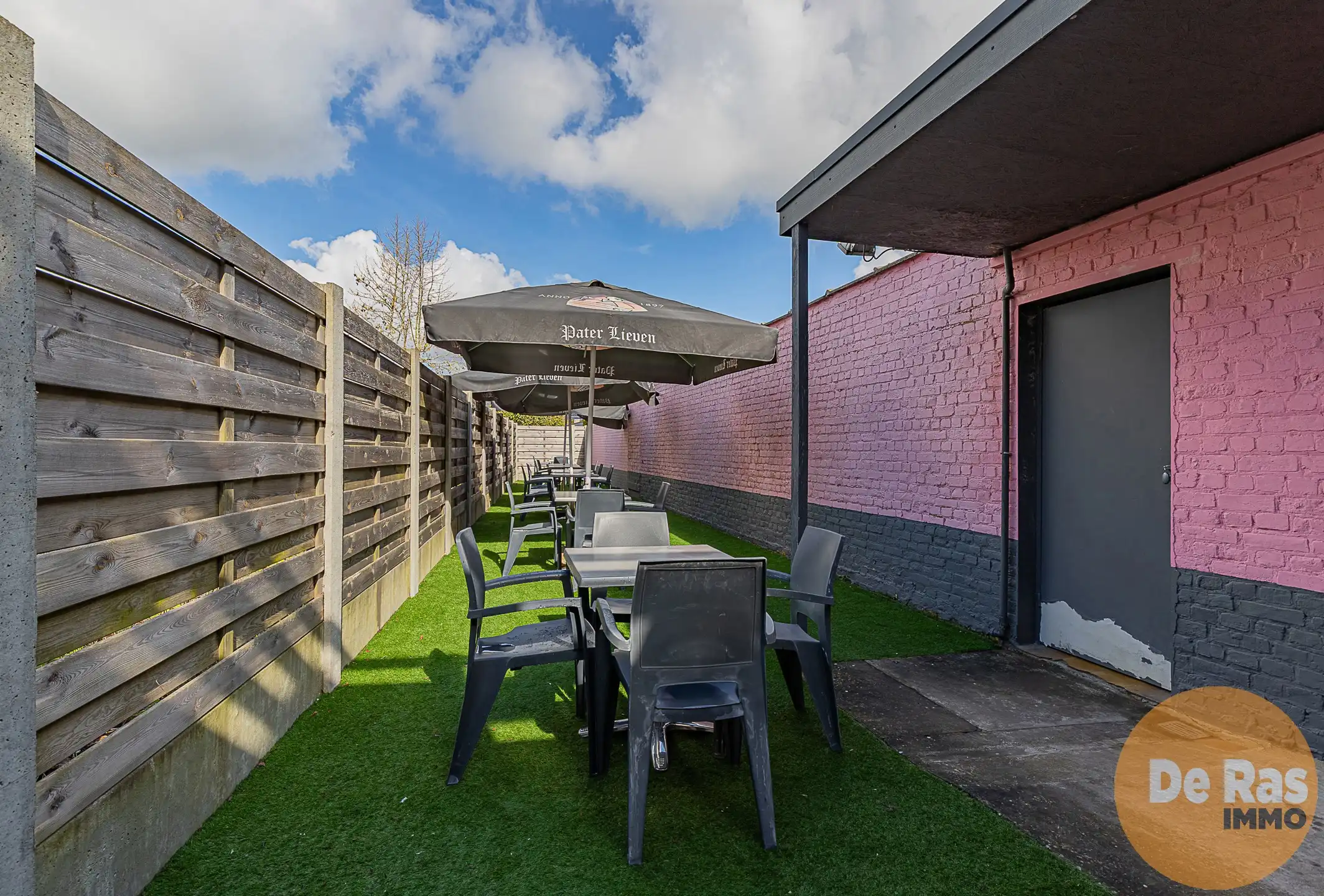 HERZELE – Florerende broodjeszaak op toplocatie met terras foto 12