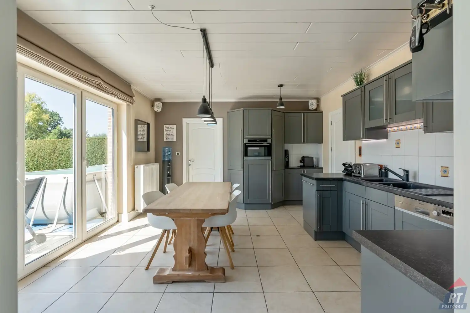 Zeer ruime, instapklare gezinswoning met  4 tot 5 slaapkamers foto 8