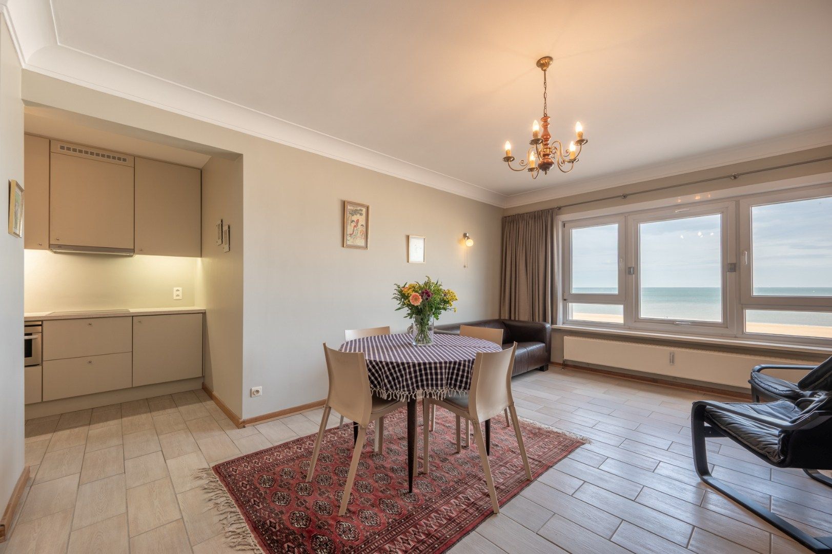 Centraal gelegen appartement met FRONTAAL ZEEZICHT foto 3