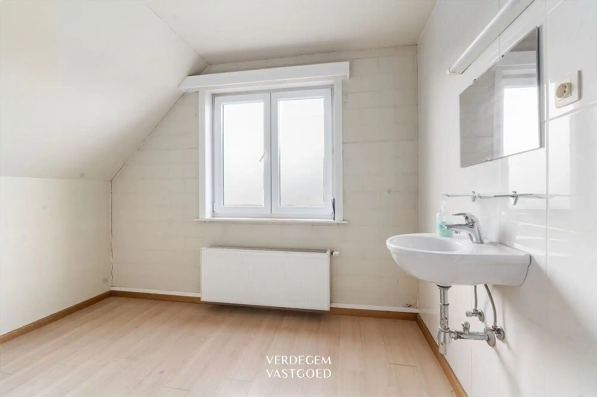 Rustig gelegen, vrijstaande woning met 6 slaapkamers op mooi perceel foto 17