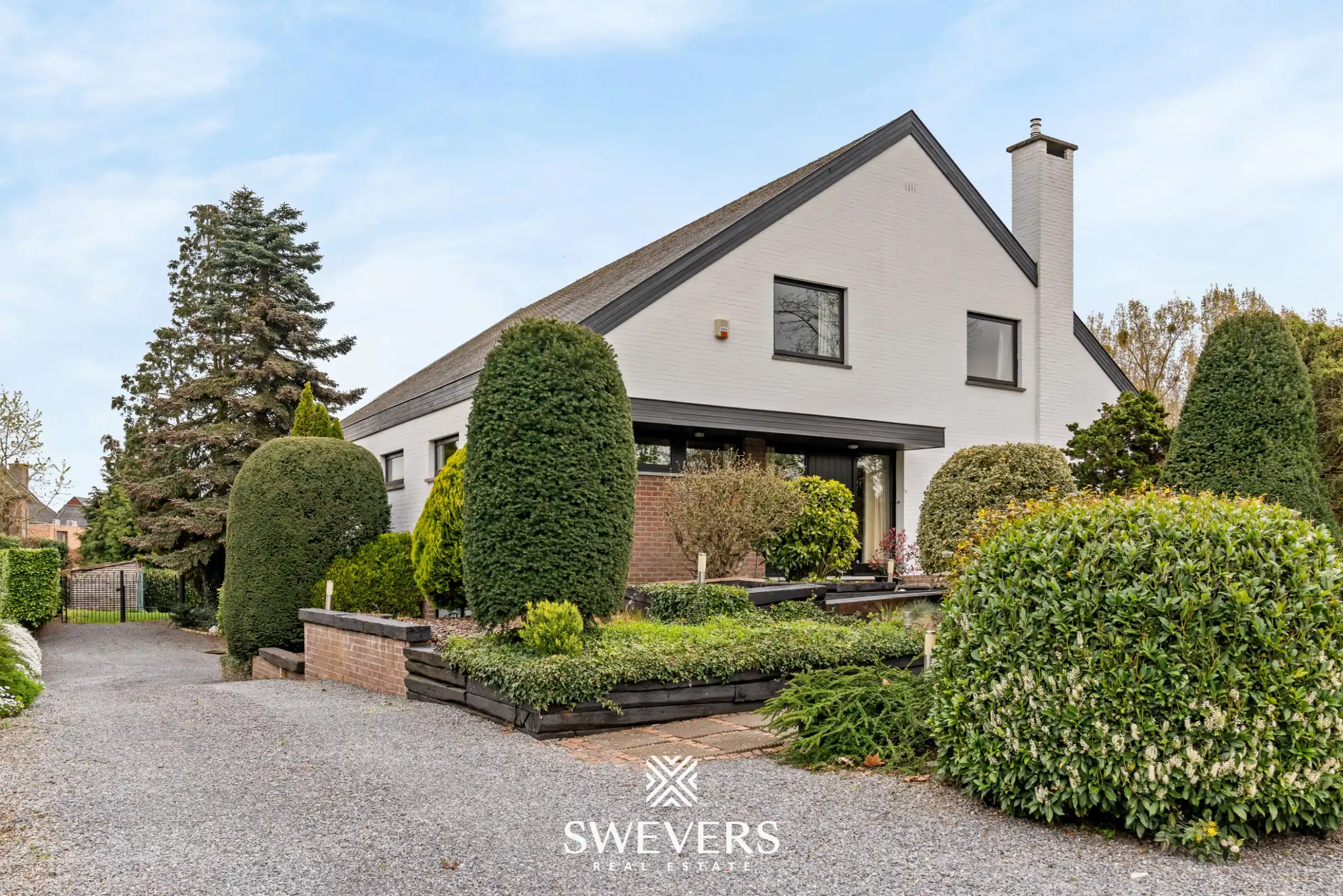 Authentieke villa met praktijkruimte en grote tuin te Hoepertingen foto {{pictureIndex}}