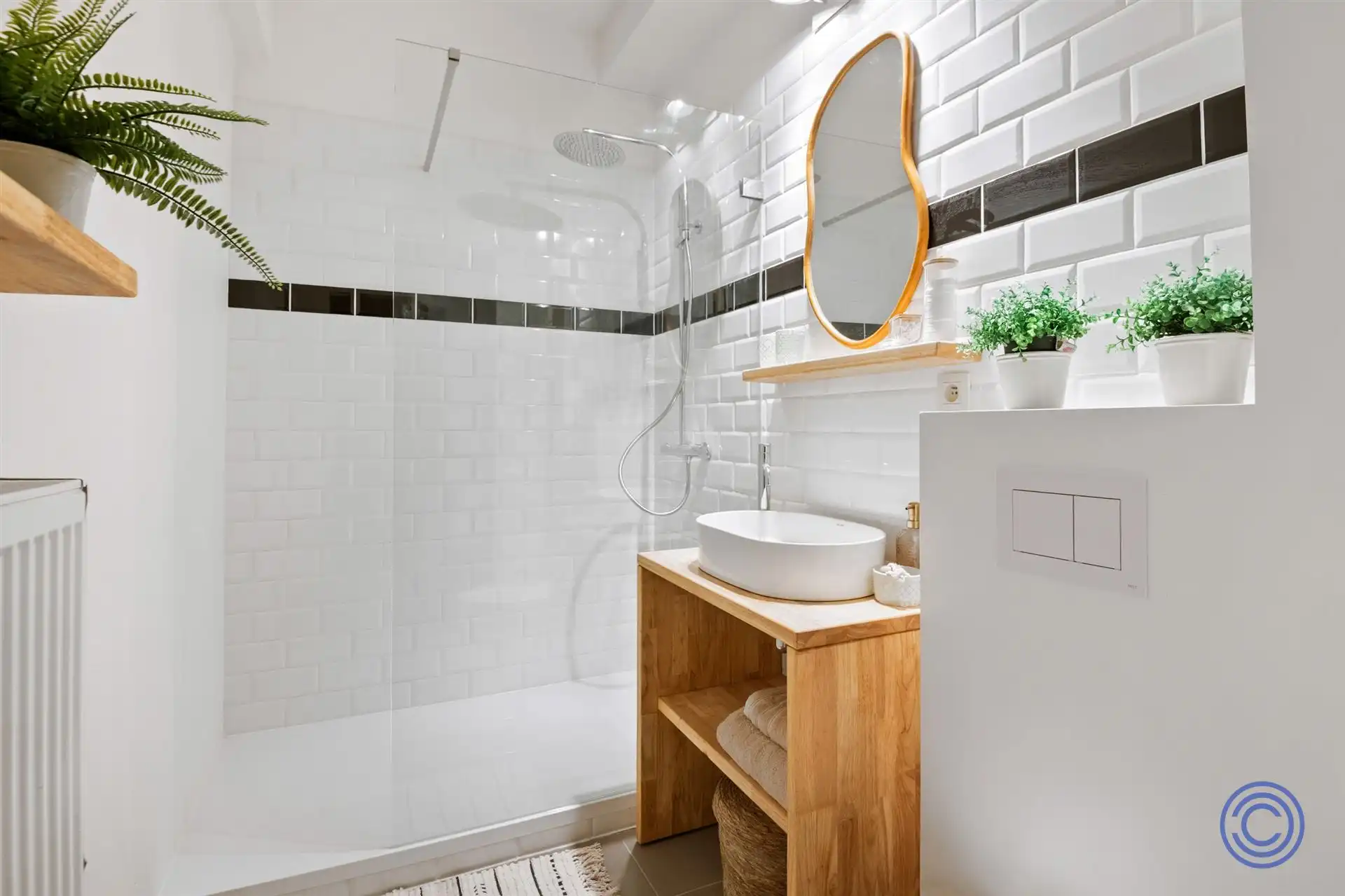 2026 gerenoveerd, instapklaar 3-slpk appartement! foto 3