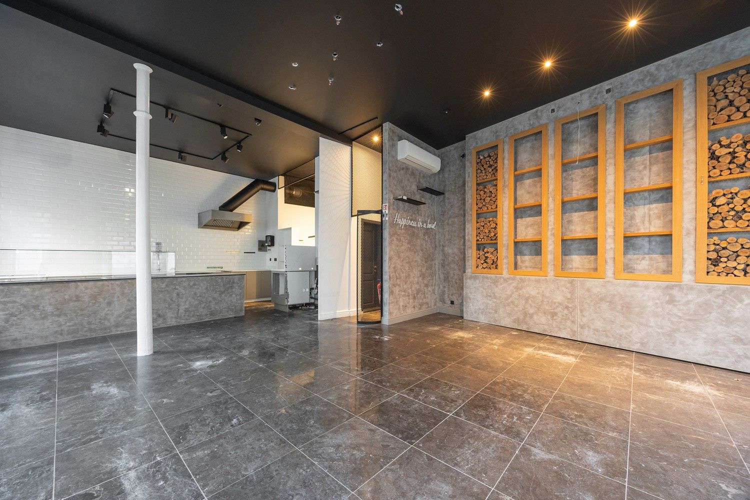 Handelsgelijkvloers te huur op uitstekende hoeklocatie foto 2