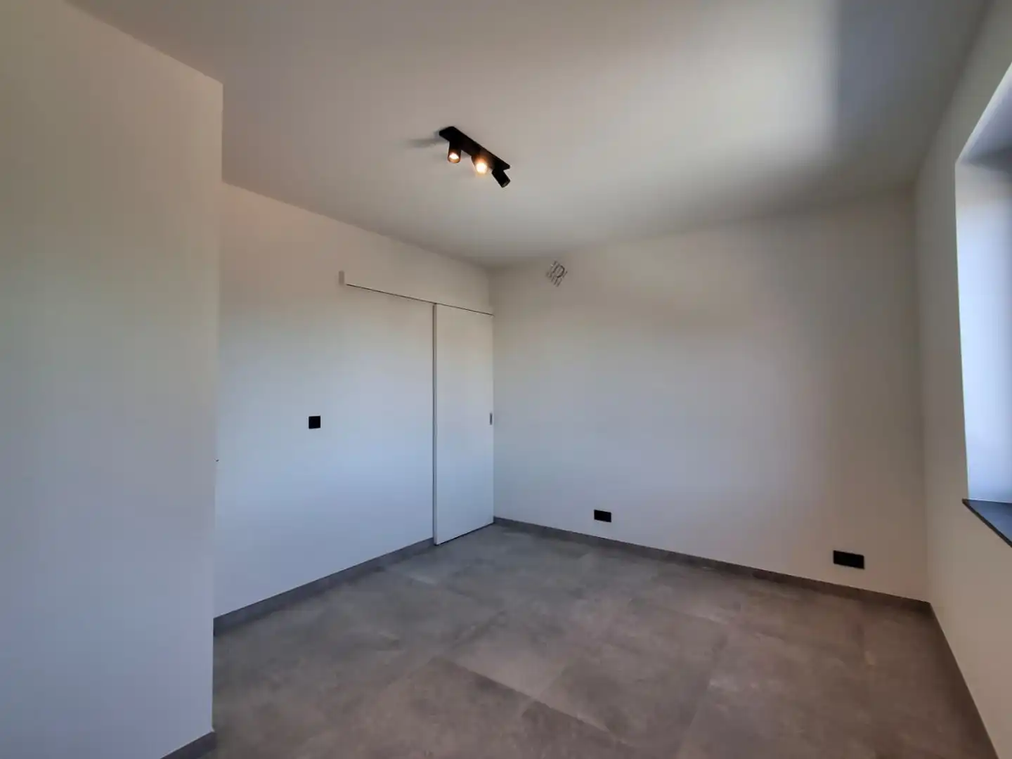 LICHTRIJK DUPLEXAPPARTEMENT MET 2 SLPKS | TERRAS EN AUTOSTAANPLAATS IN RUISELEDE foto 4