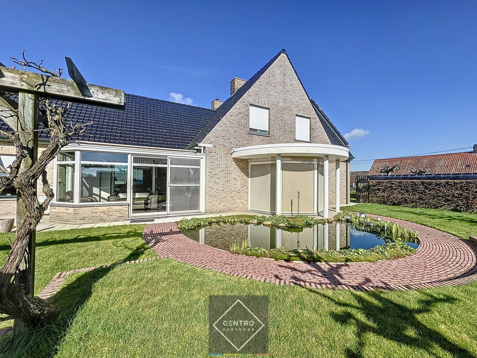 Instapklare VILLA (± 350 m²) met BEDRIJFSGEBOUW (± 750m²) op commerciële ligging langs de N327. foto 5