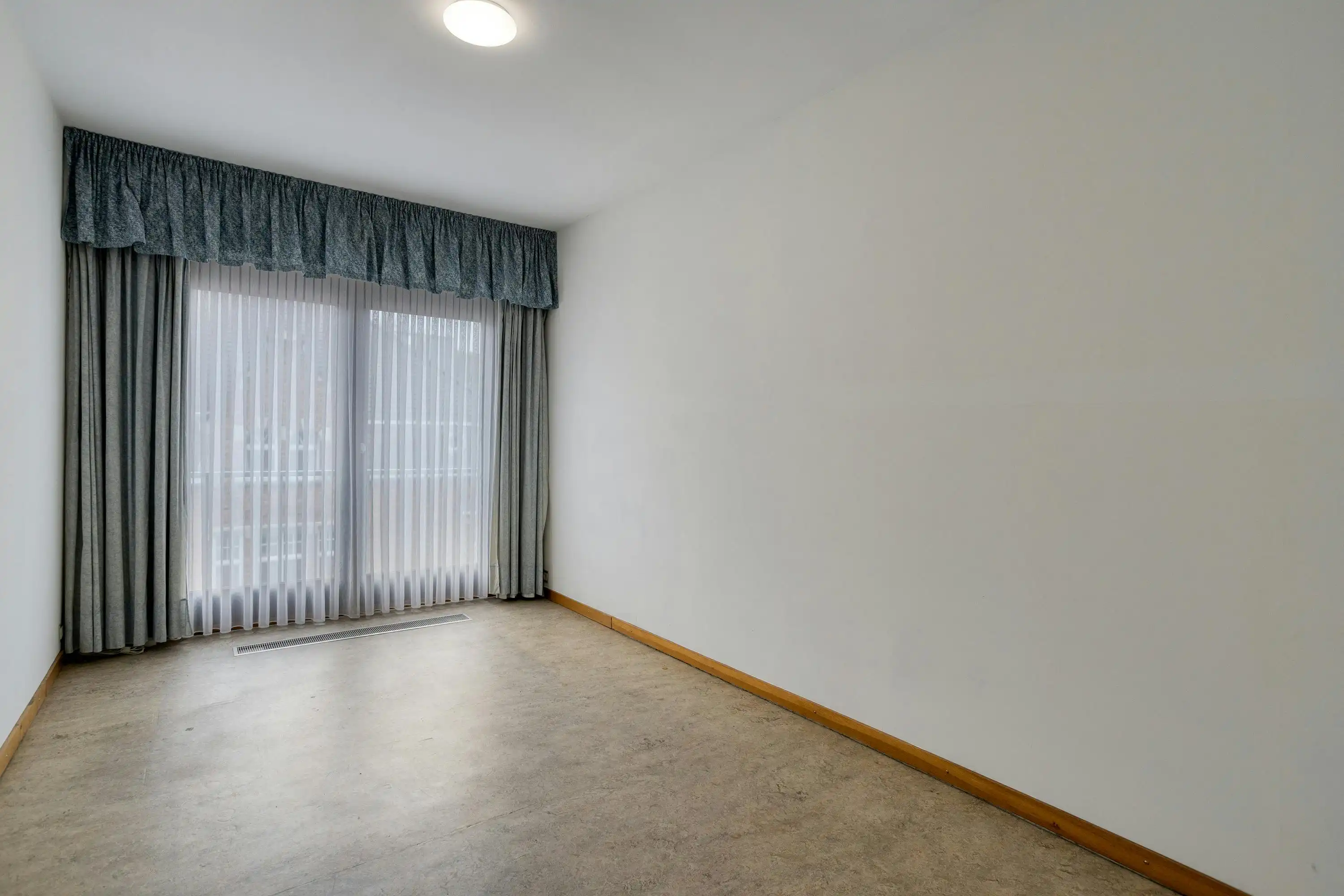 Appartement met vier kamers en garage te koop in Ieper foto 11