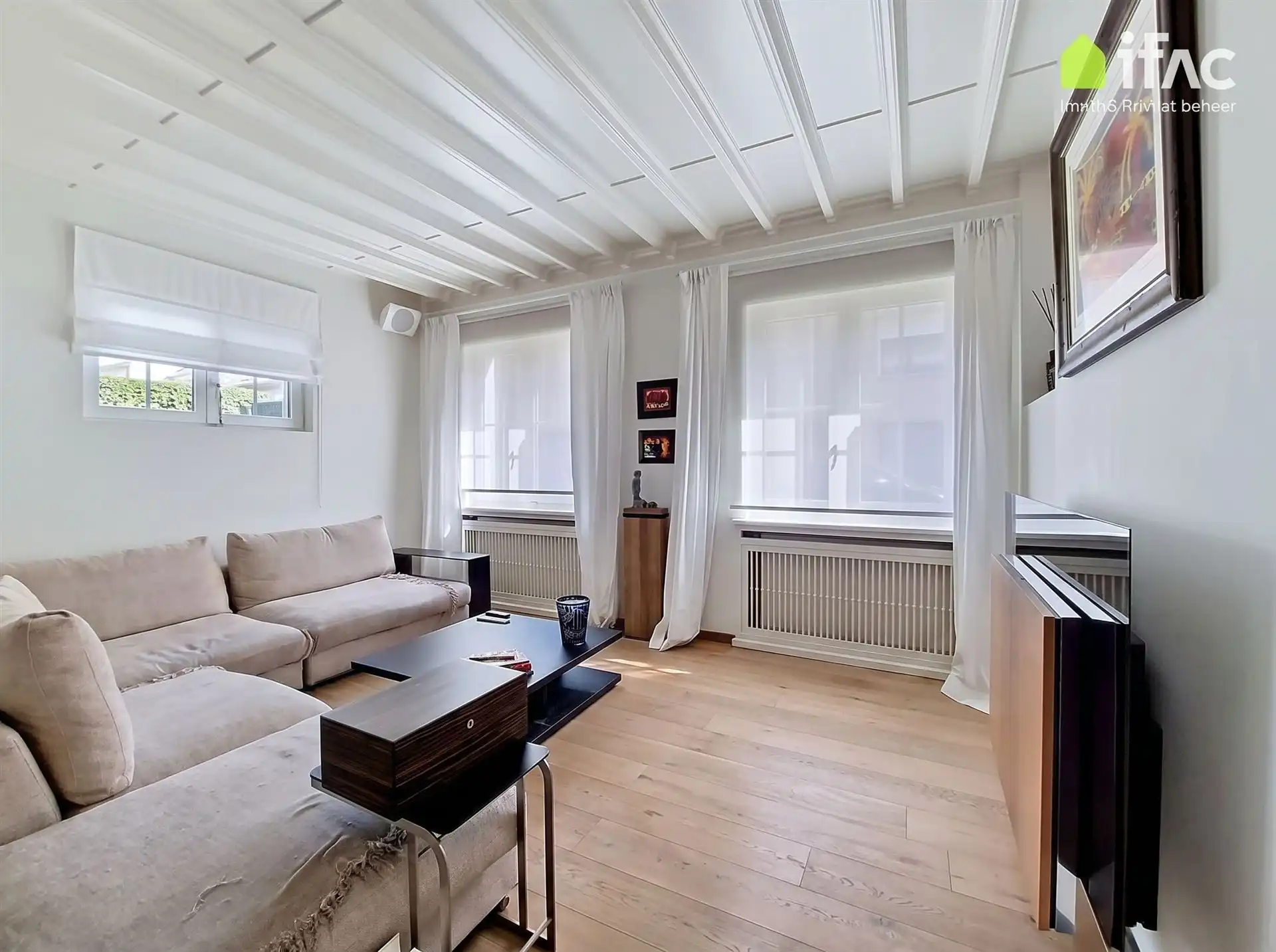 Luxe gerenoveerde 3-gevel met 2 parkings en tuin foto 5
