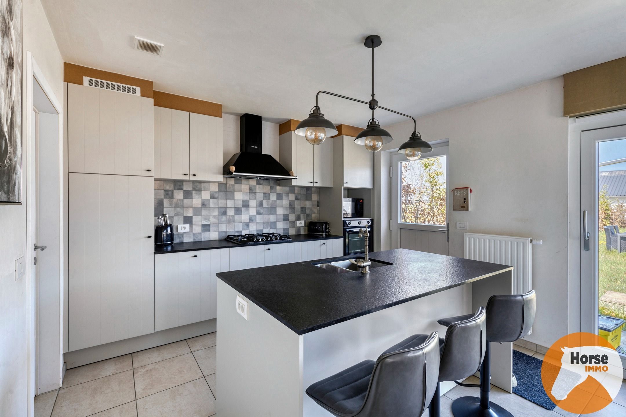 TORHOUT - Recente HOB met paardenstallen foto 9