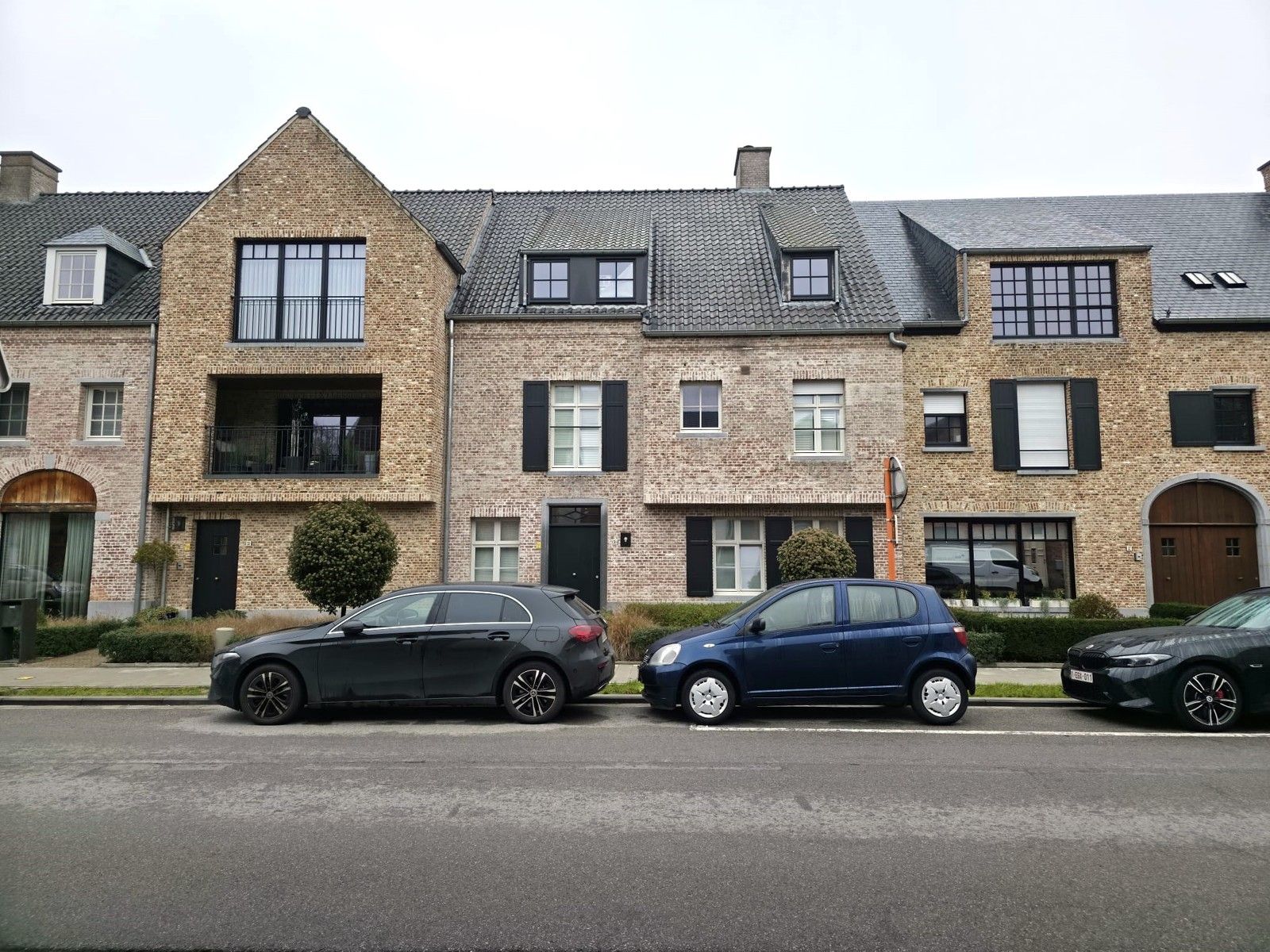 Prachtig appartement met 2 slaapkamers, ruim terras en garagebox in het hart van ’s-Gravenwezel foto {{pictureIndex}}