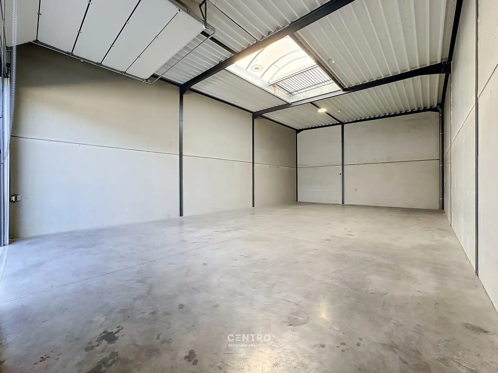Goed GEISOLEERD MAGAZIJN (180m2) TE HUUR, inclusief private parkeerplaats voor de deur en vrije hoogte 6m op ambachtelijke zone te Ingelmunster. foto 5