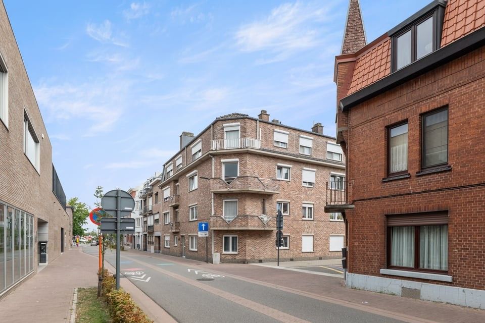 GEZELLIG 2-SLK APPARTEMENT VLAKBIJ HET CENTRUM VAN SINT-TRUIDEN foto {{pictureIndex}}