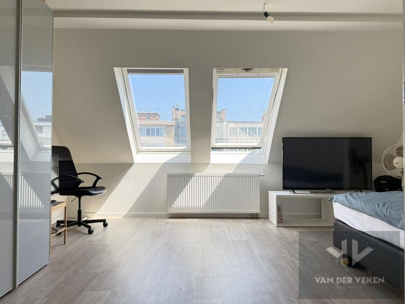 Stijlvol duplexappartement met 2 SLPK in hartje Hasselt foto 8