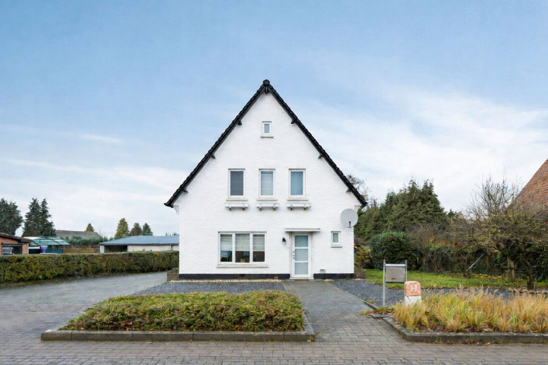 Hoofdfoto van de publicatie: CHARMANTE WONING MET 3 SLAAPKAMERS OP 8A 63CA 