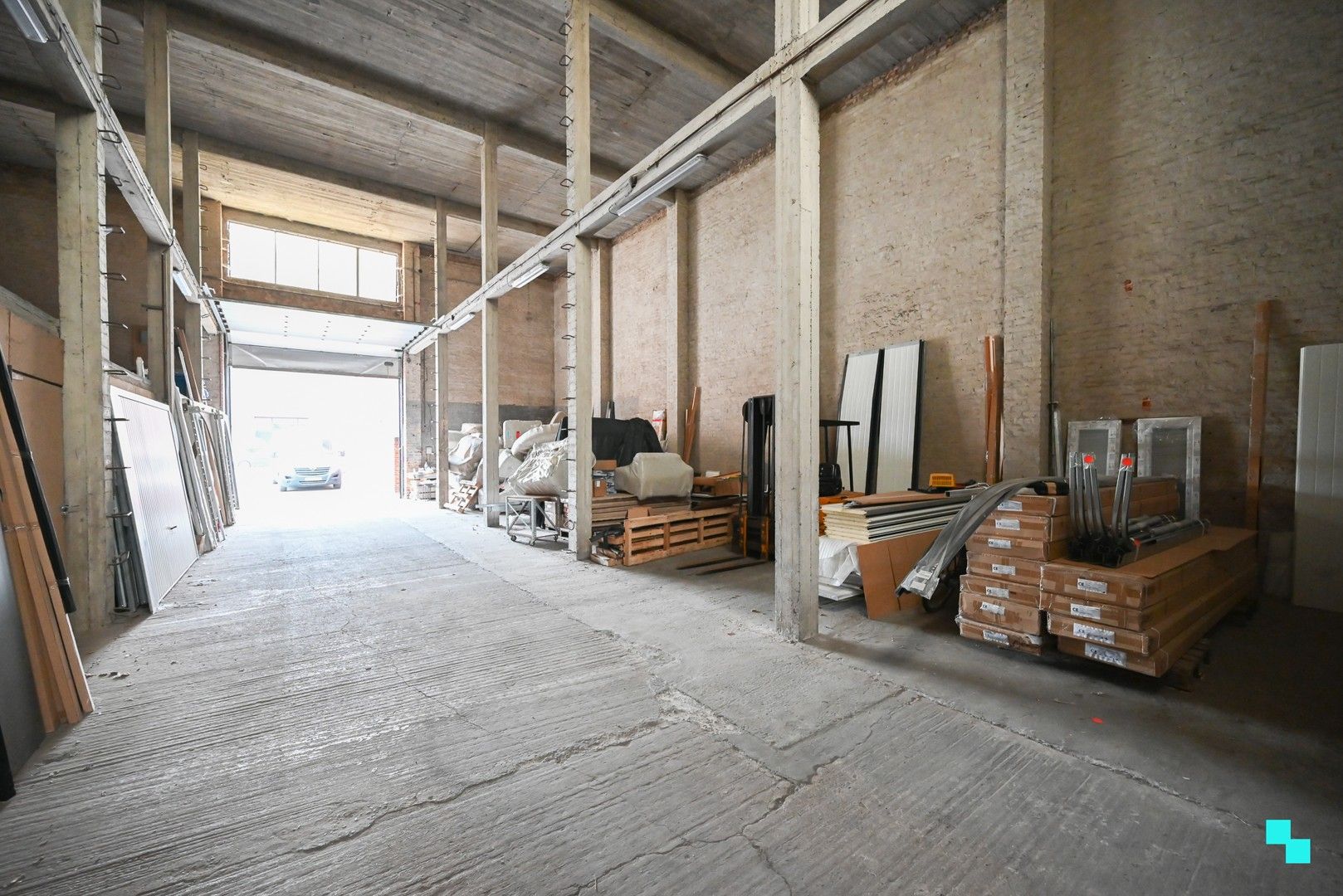 Ruime opslagplaats met voorliggende parkeerplaats te Izegem, Bosmolens foto 10