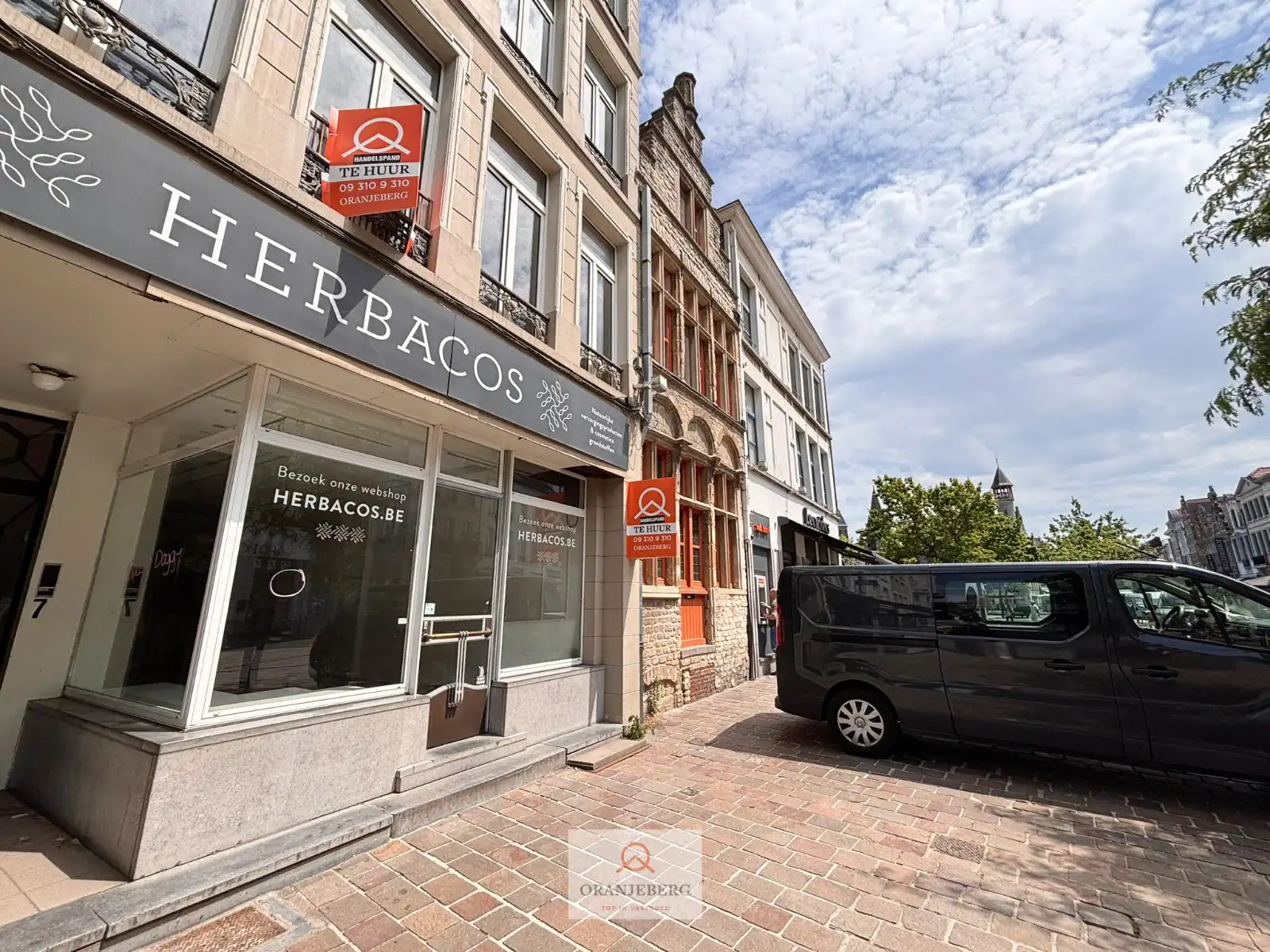 Commerciële ruimte met uitstekende visibiliteit op de Vrijdagsmarkt foto {{pictureIndex}}