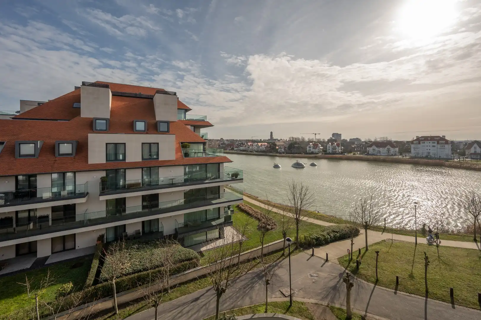 Ruim en zonnig appartement van 122 m² met open zicht op het Zegemeer. foto 2
