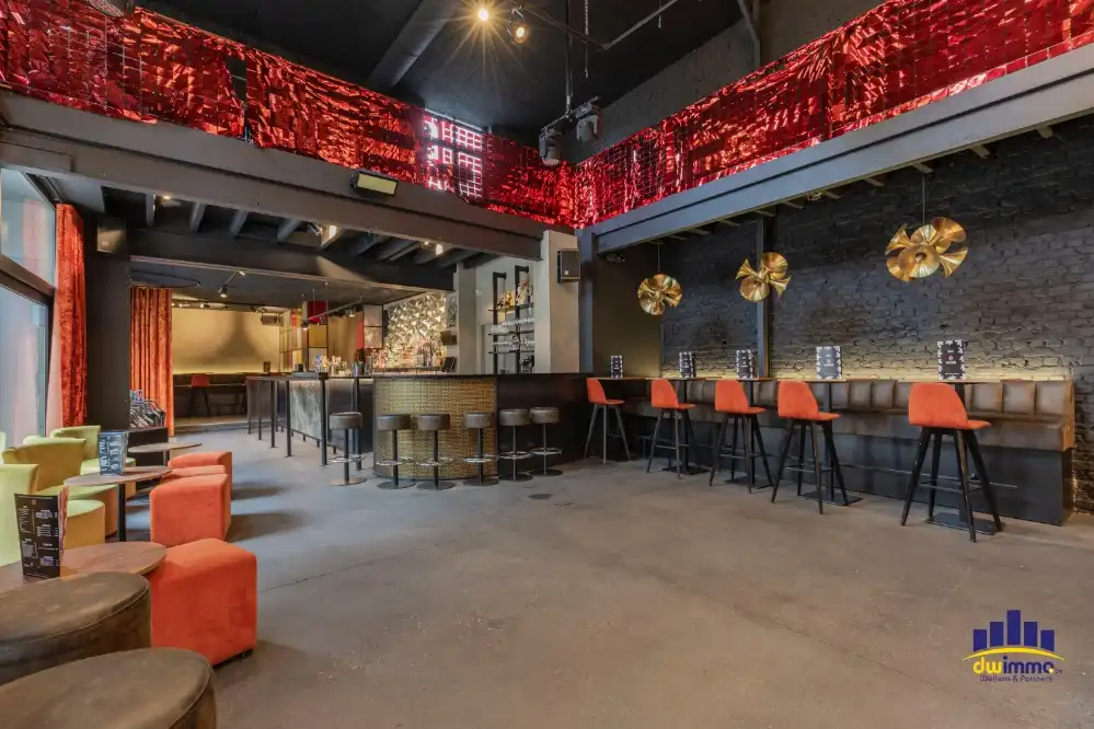 Overname stijlvolle bar met veel mogelijkheden voor spotprijs in historisch centrum Ieper foto {{pictureIndex}}