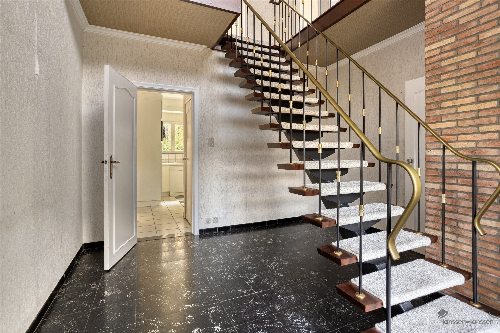 Woning op mooi villaperceel van 1.500 m² foto 4
