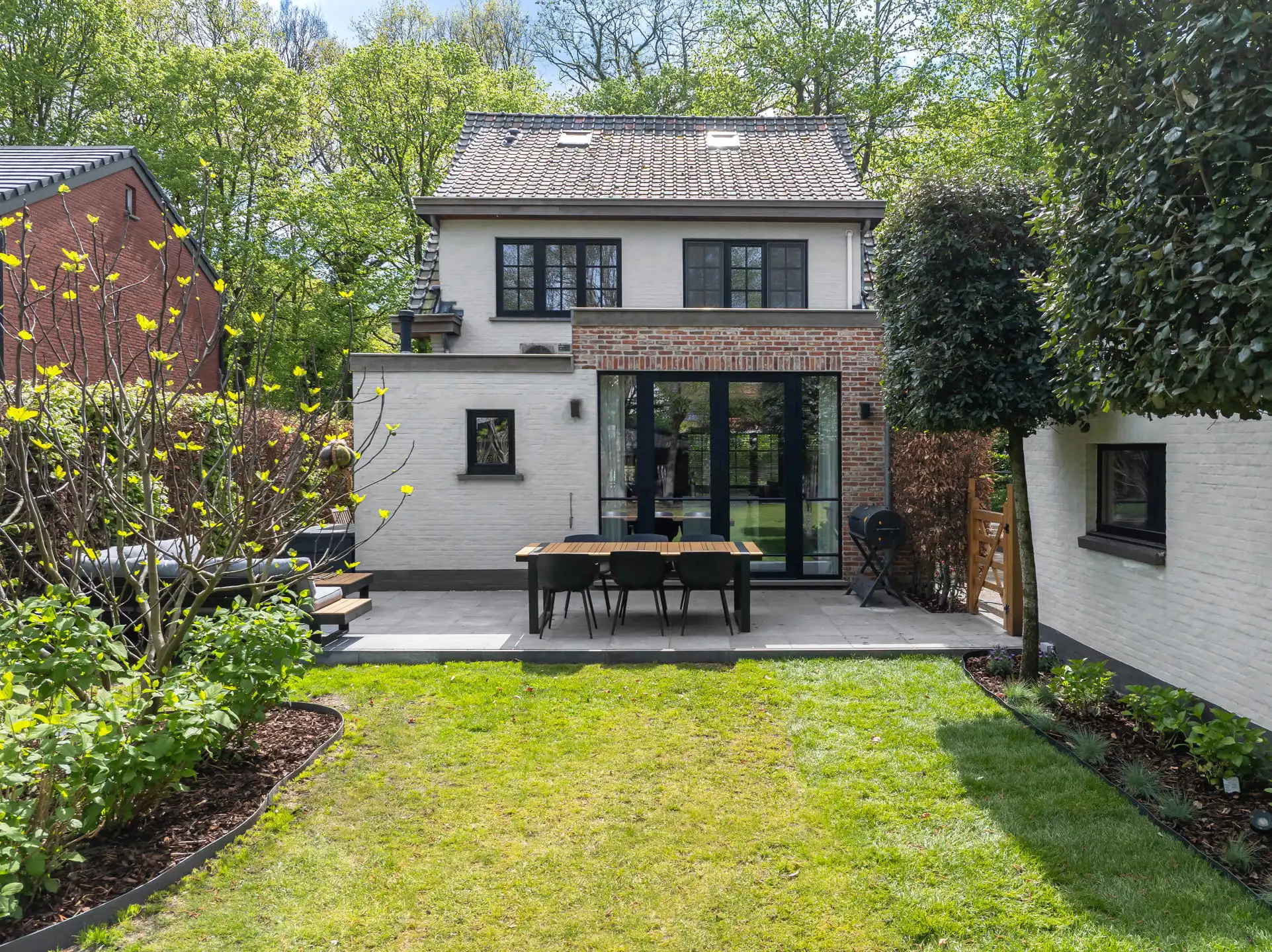 Hoofdfoto van de publicatie: Stijlvolle woning in groene toplocatie nabij het centrum
