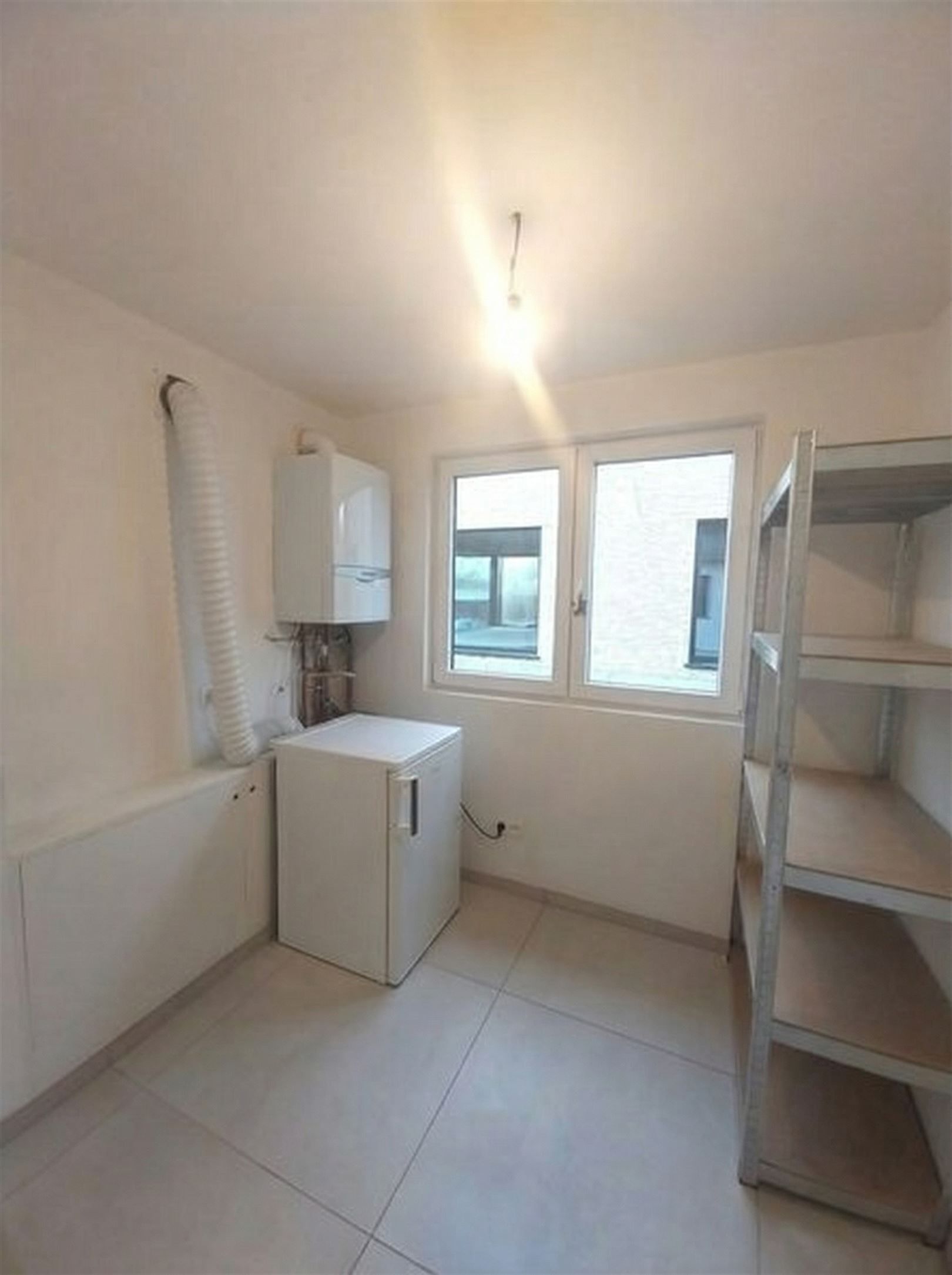 TE HUUR: Gerenoveerde halfopen bebouwing met 3 slaapkamers en ruime tuin! foto 13