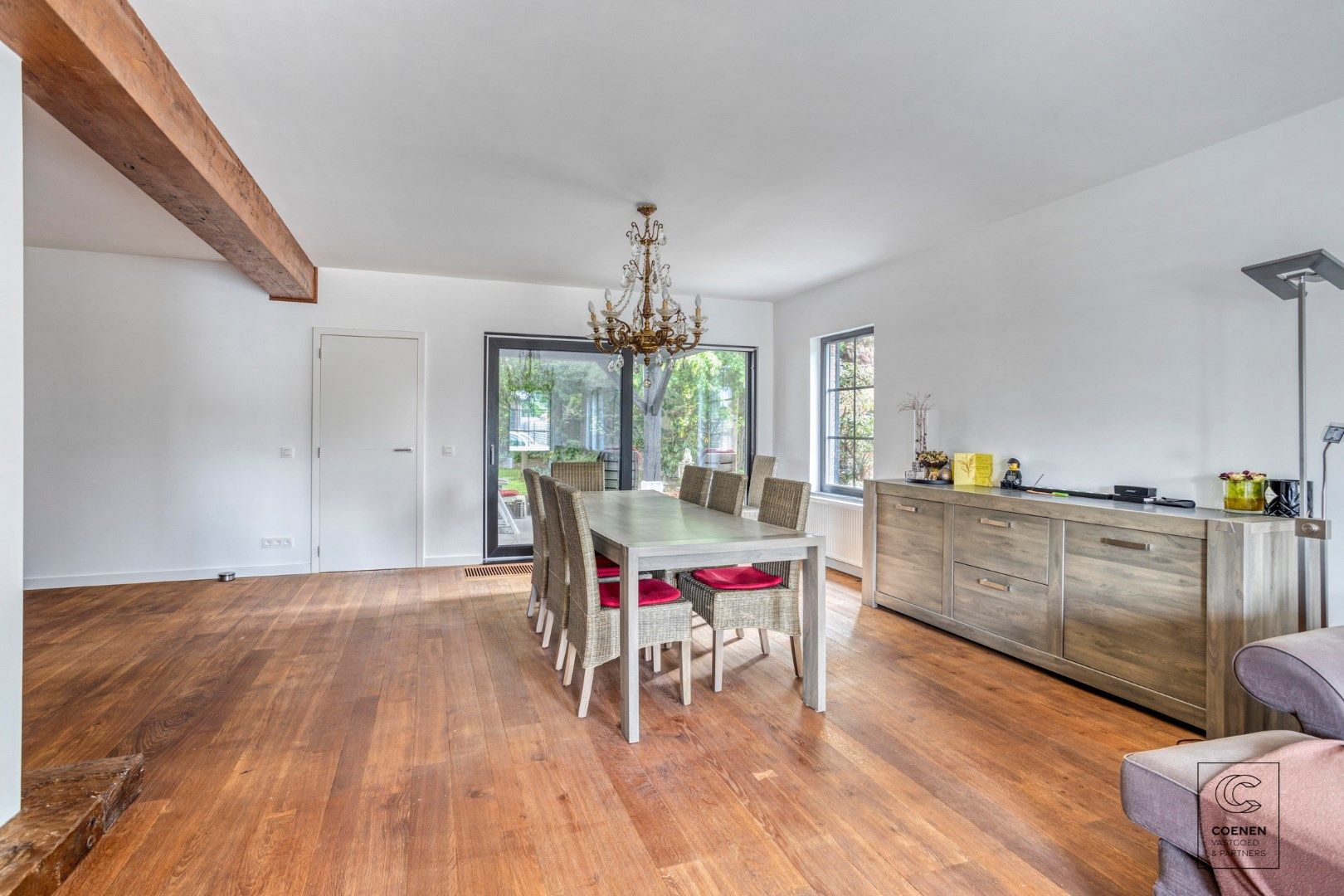 Prachtig, volledig gerenoveerde villa van 351 m² en 6 slaapkamers op een uiterst rustige locatie! foto 5