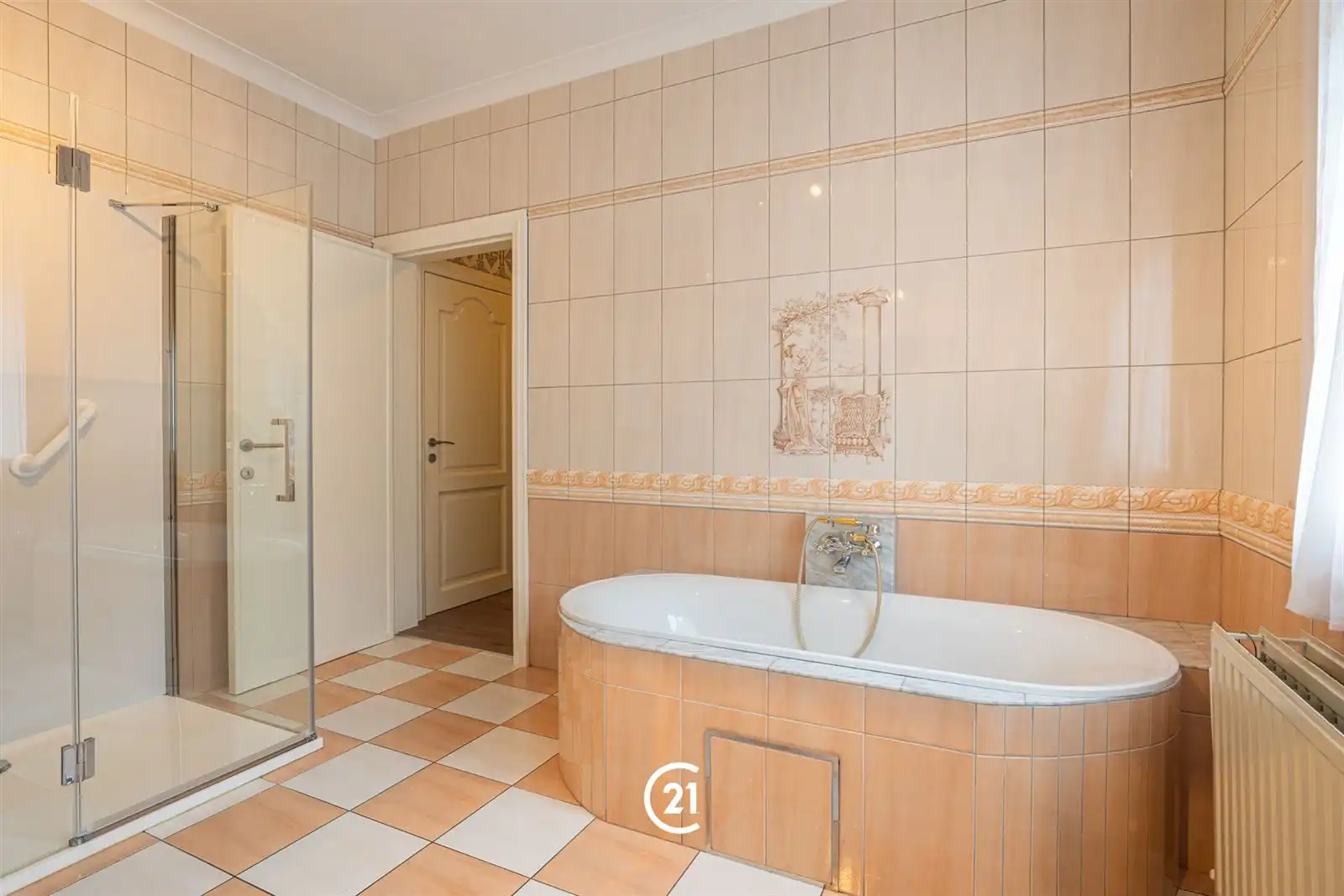 Een ruime woning met karakter, tuin, garage op een interessante locatie.  foto 12