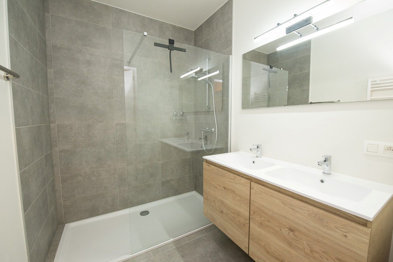 Ruim gelijkvloers nieuwbouwappartement met garage TE HUUR in Waregem! foto 10