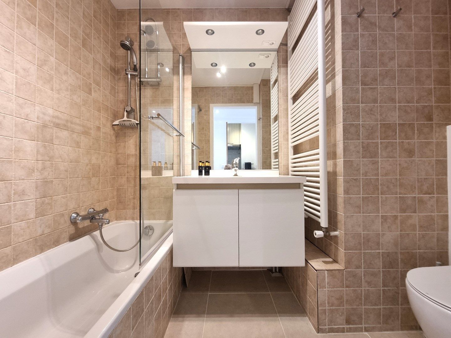 Instapklare studio met zijdelings zeezicht in Duinbergen foto 11