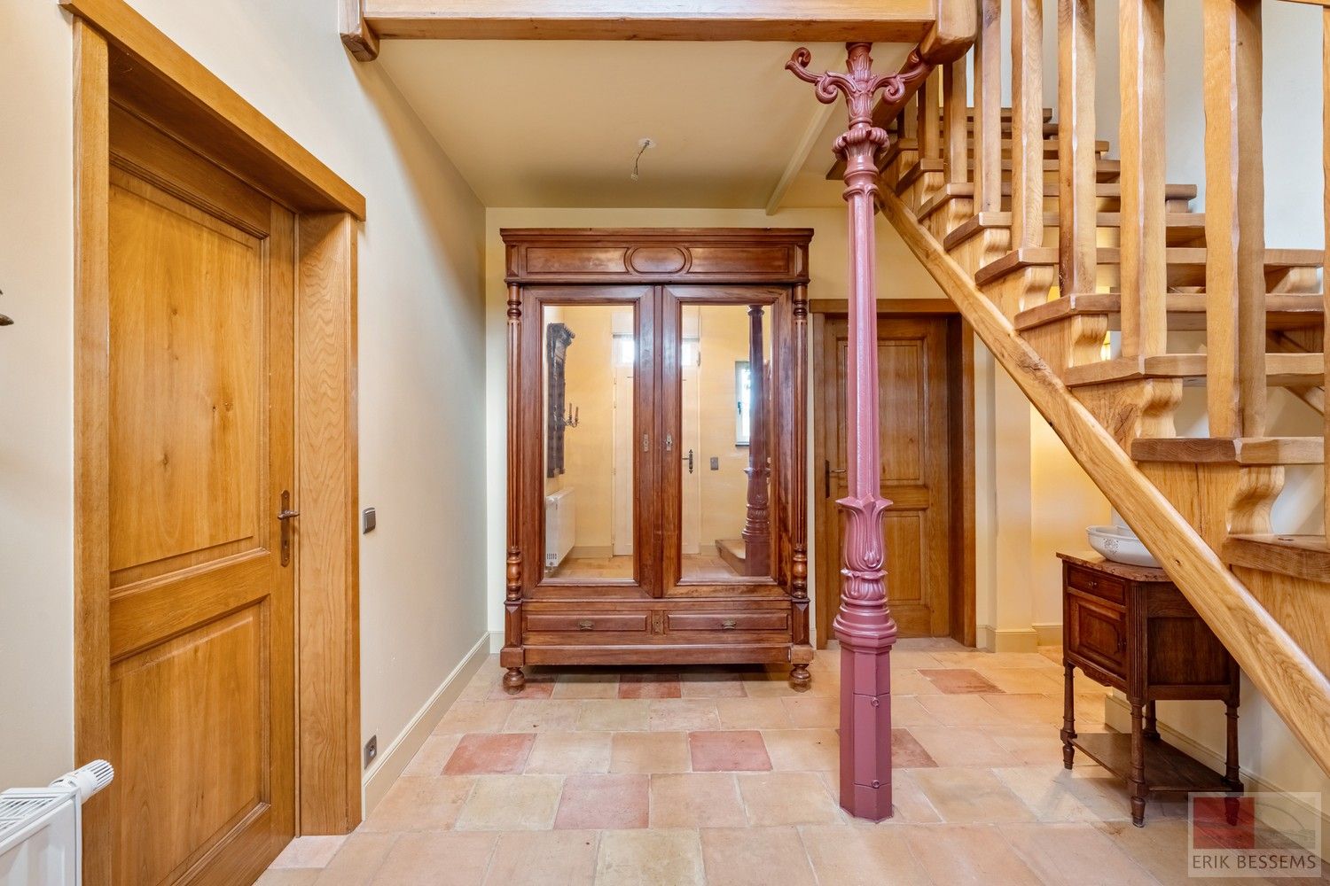 Landhuis met vrij uitzicht,  5 slaapkamers, 2 badkamers, woonkamer, eetkamer/keuken. Woonopp. 277m2 gebruiksopp. 441m2, Perceelopp. 4170m2 foto 3