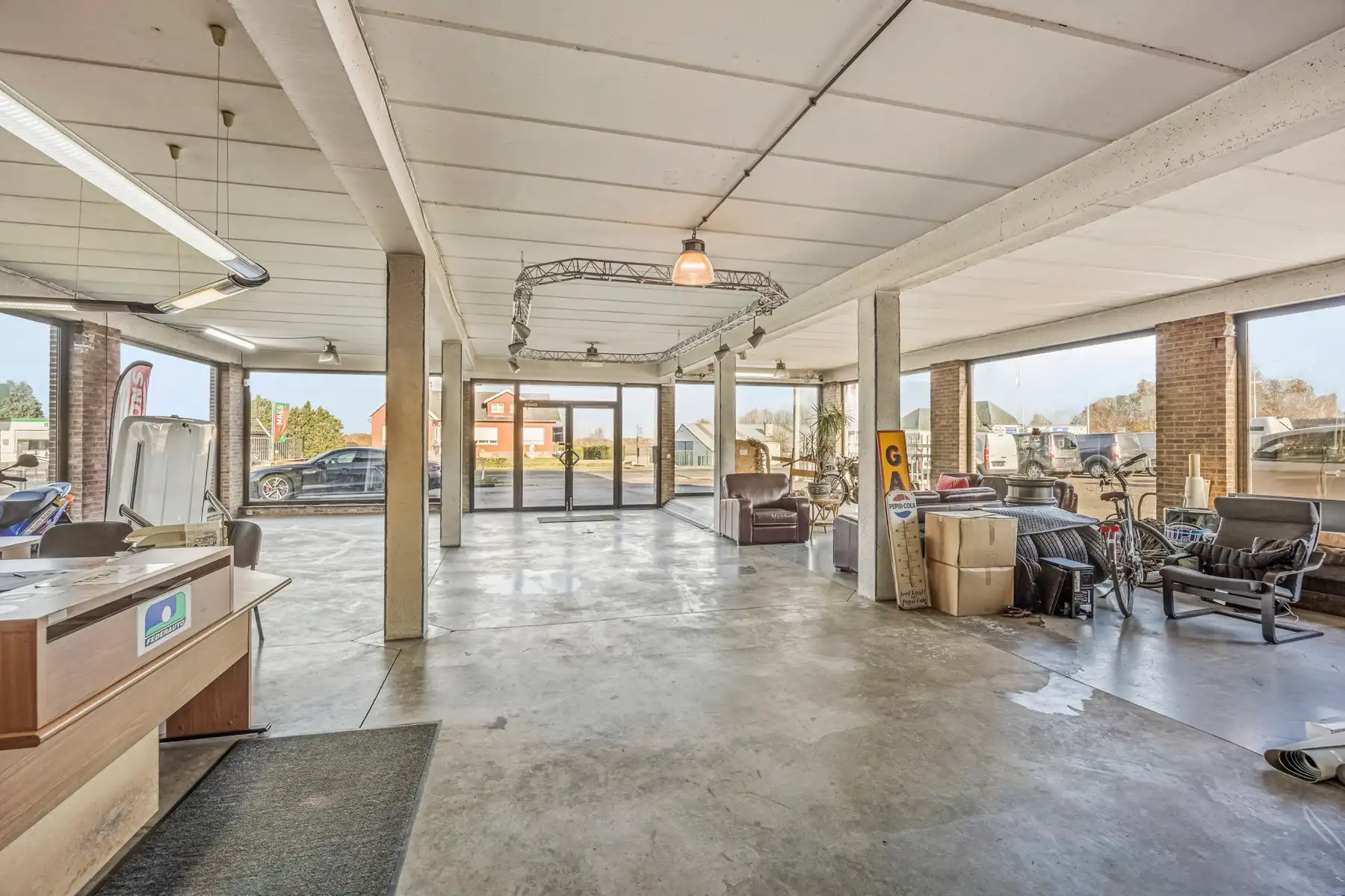 Handelspand met woonst, showroom, loods en bouwgrond foto 9