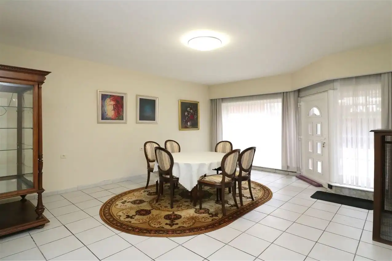 label c, nabij station, garage voor vijf wagens foto 38