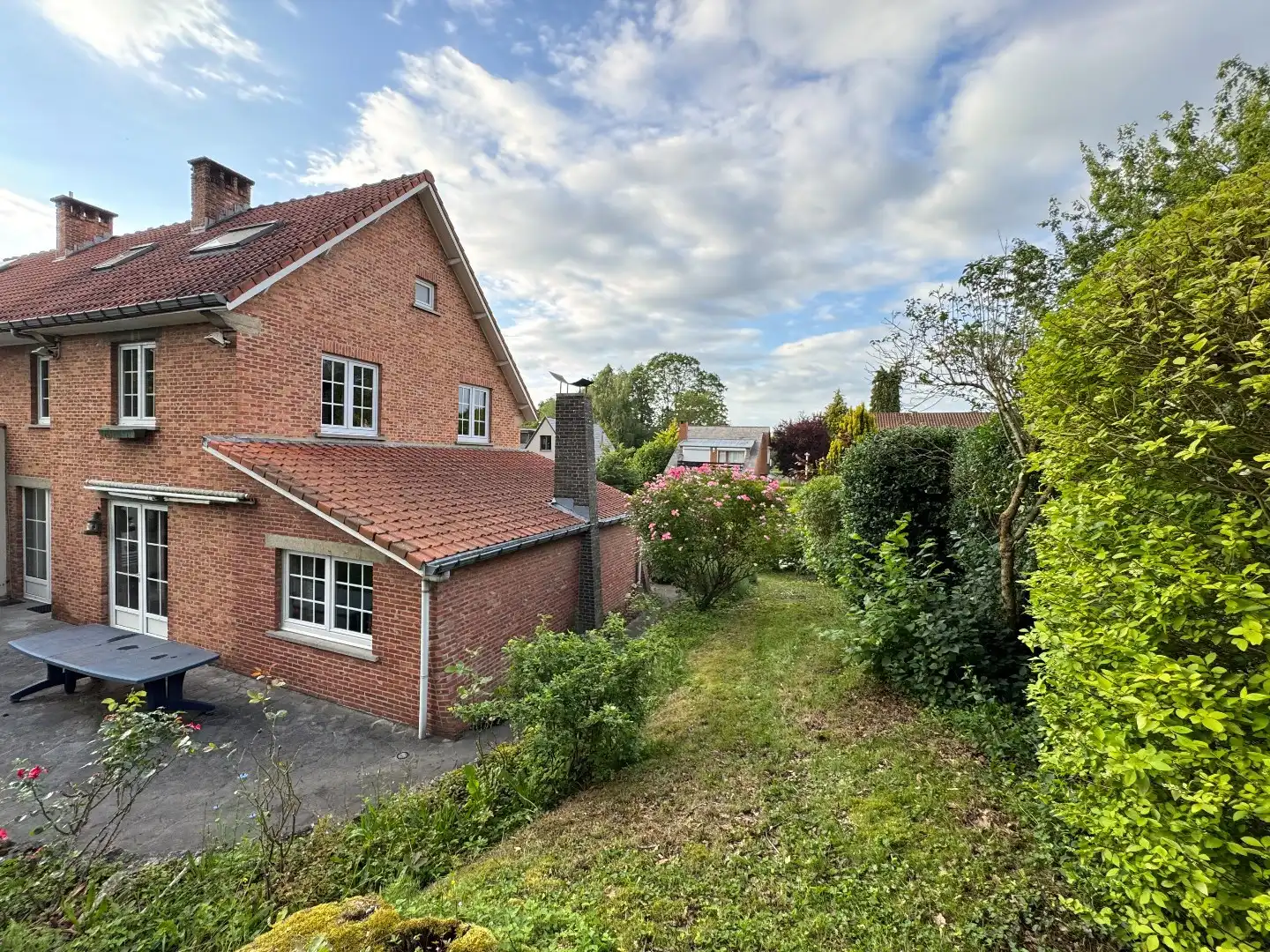 Charmante 3-gevelwoning met garage en tuin foto 24