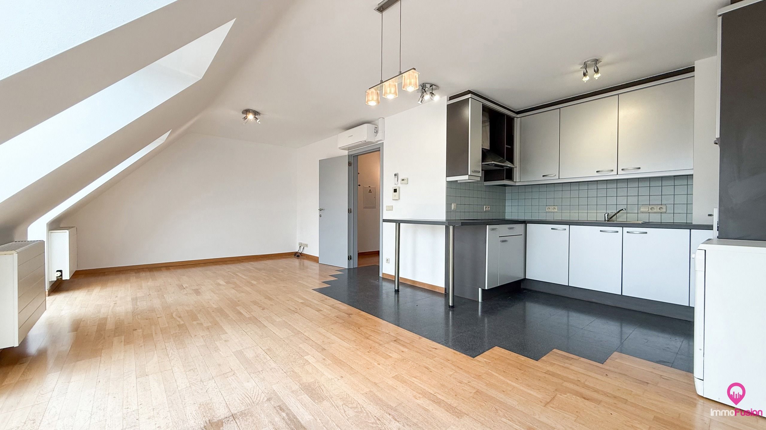 Duplexappartement met terras met uitstekende verbinding!  foto {{pictureIndex}}