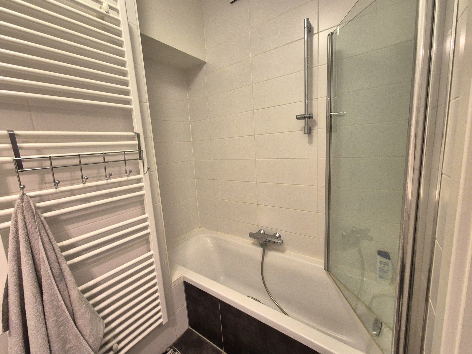 Grote glaspartij naar tuin/terras + recent esthetisch gebouw foto 13