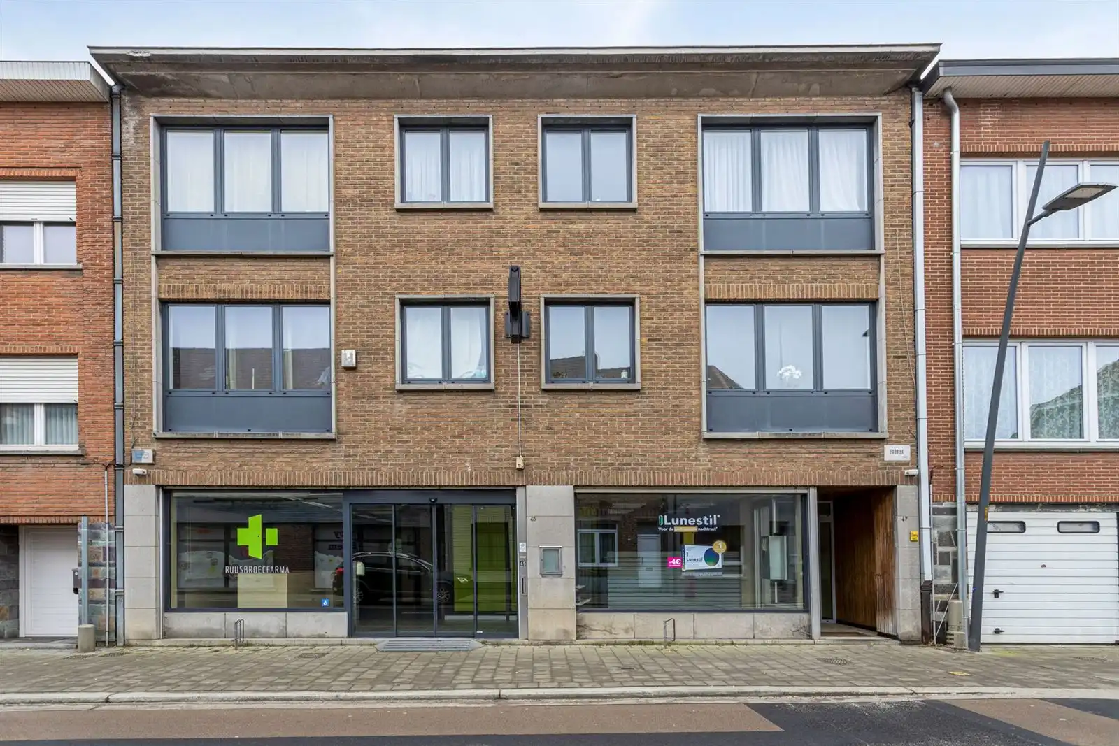 Handelsgelijkvloers foto {{pictureIndex}}