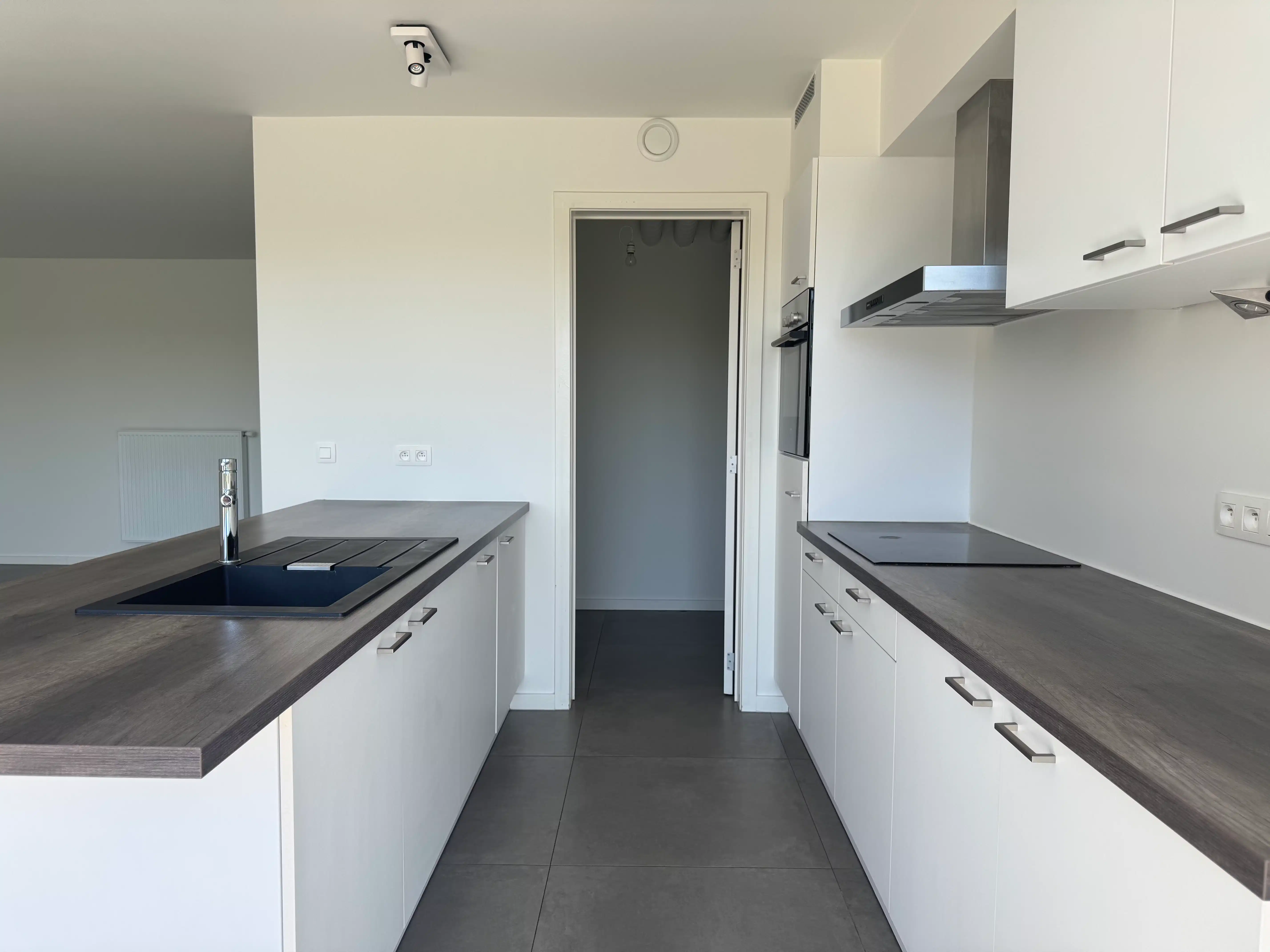 Ruim 2-slaapkamer appartement nabij centrum Genk foto 6