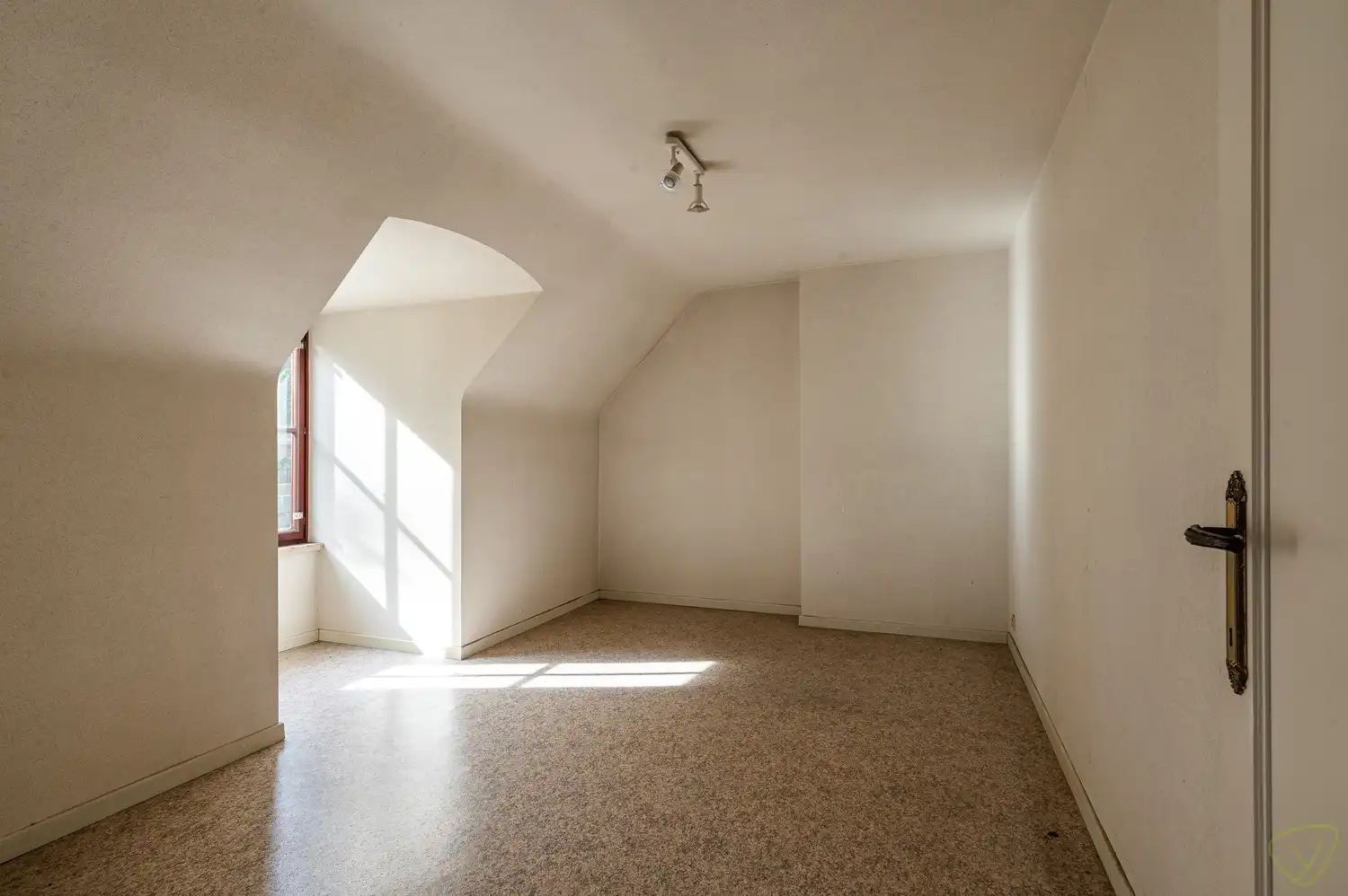 Vrijstaande villa op een uitzonderlijk groot perceel met bosgrond in Lembeke foto 18