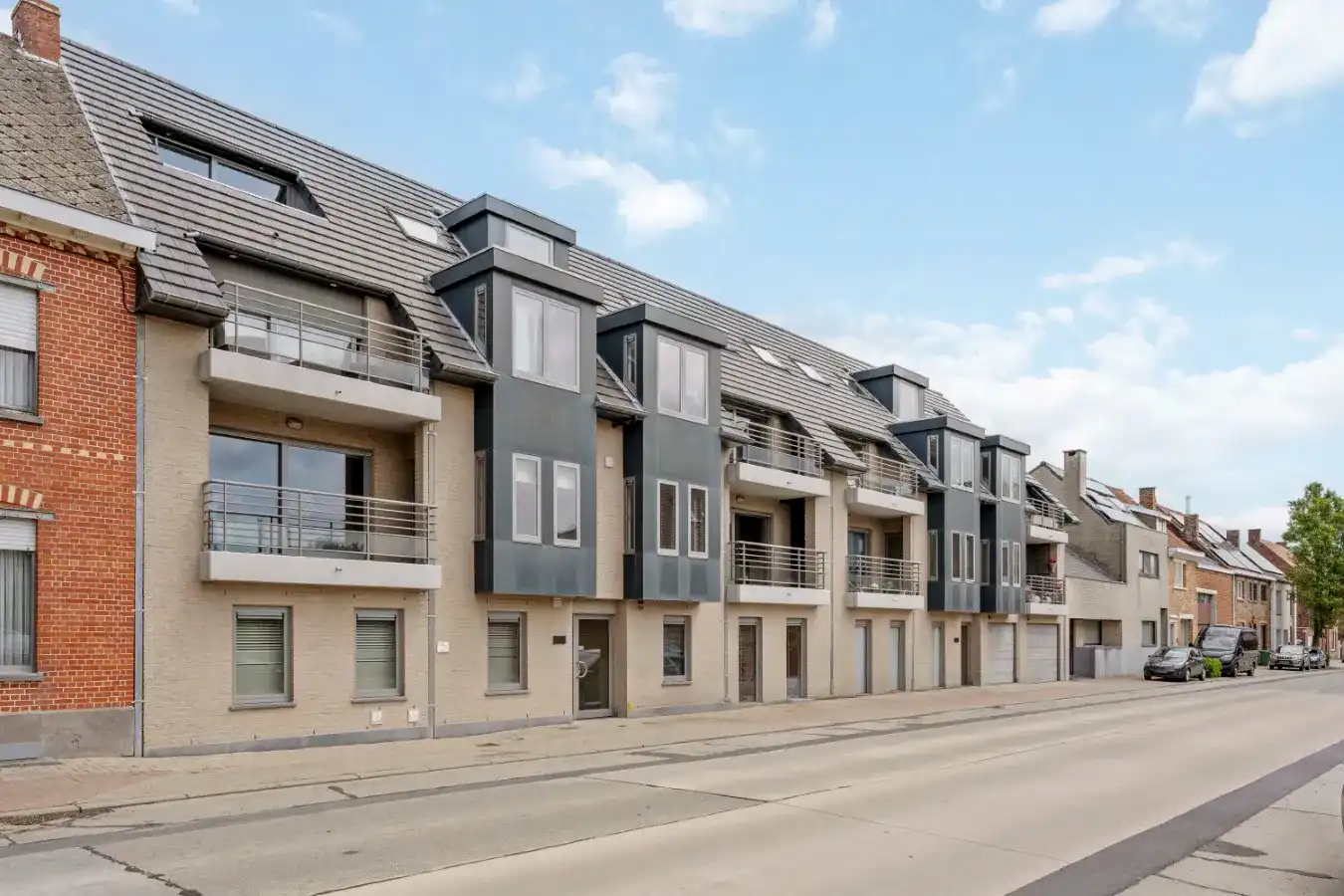 Passendale - Zeer ruim gelijkvloers appartement met 3 slaapkamers, terras en garage-optie foto {{pictureIndex}}