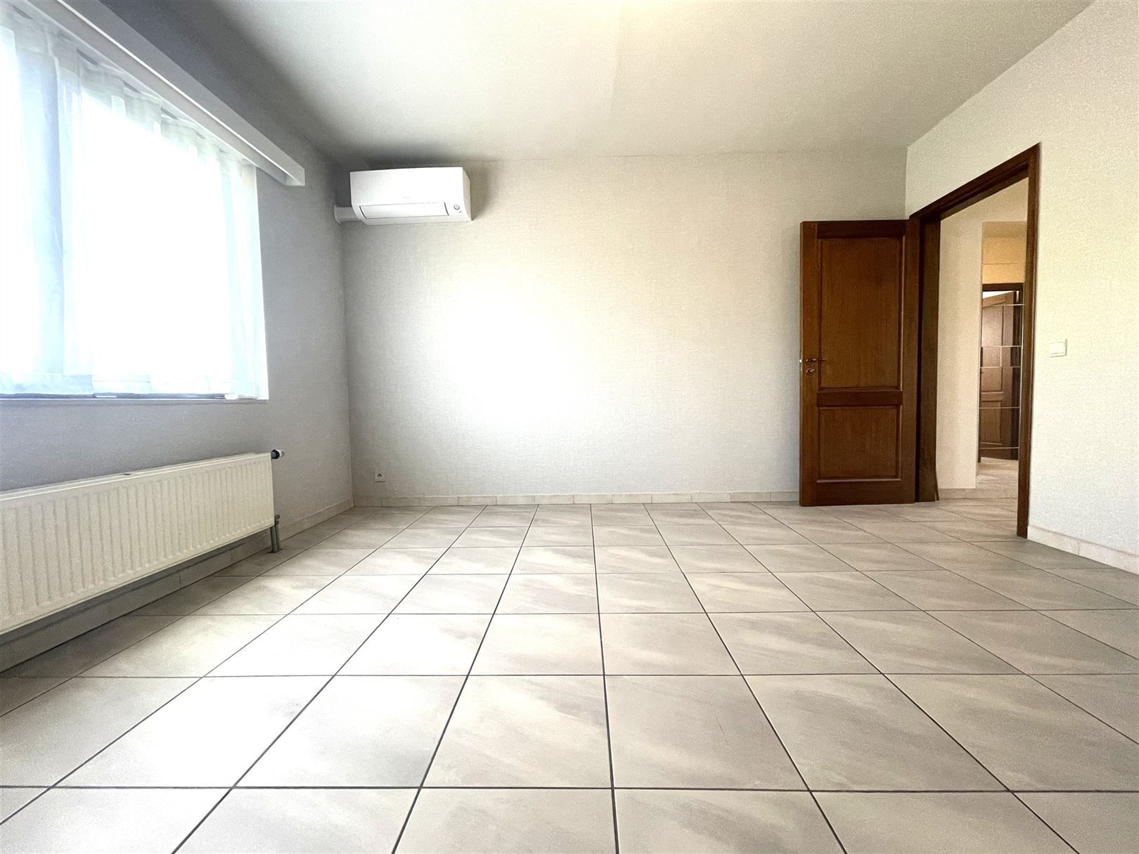 Instapklaar ruim appartement met garage.  foto 9