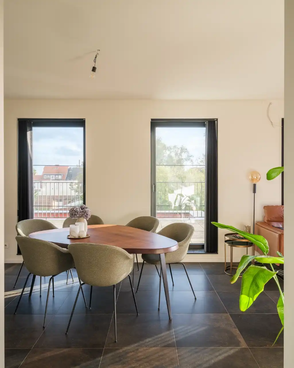 Ruim en lichtrijk dakappartement met twee slaapkamers, bureau en royaal zonneterras in de dynamische omgeving van de Nieuwe Voorhaven. foto 3
