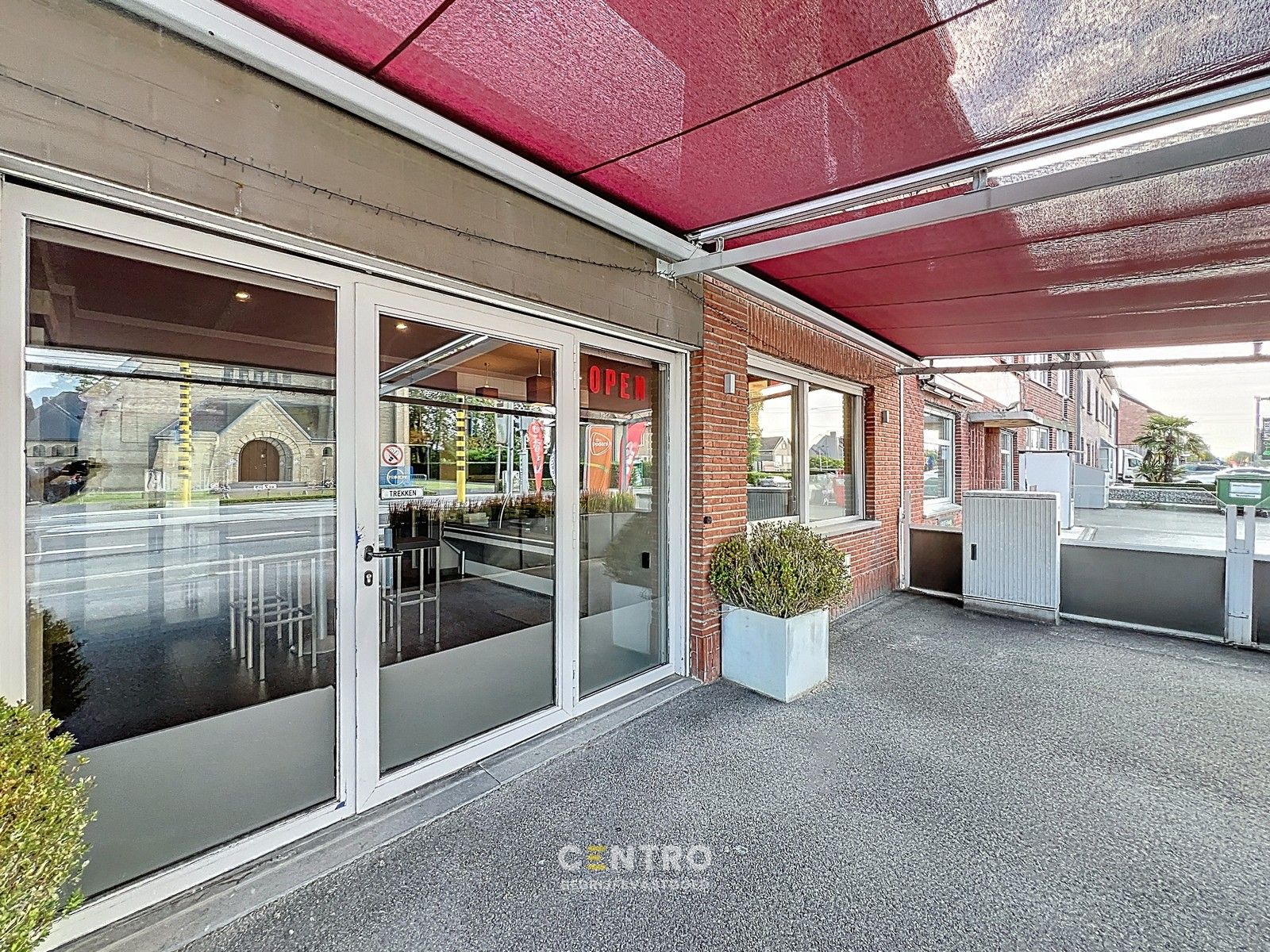 Handelshuis te TORHOUT te koop op verbindingsweg met veel passage. Heden nog ingericht als frituur ! foto 11